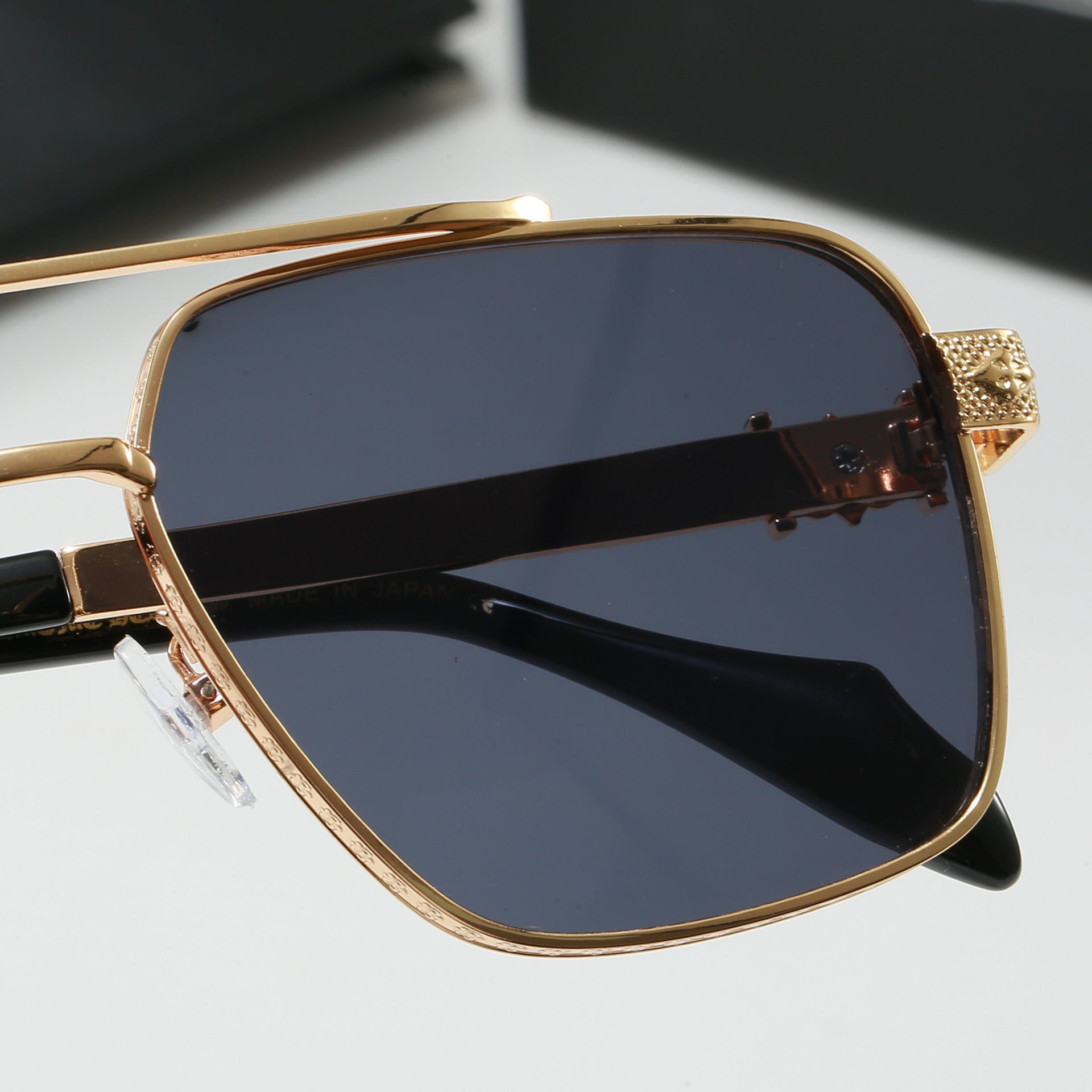 Handcrafted Heavy-duty Glasses Elegant High-quality Titanium Sunglasses for Men and Women Fashionable Casual UV Protection Sunglasses