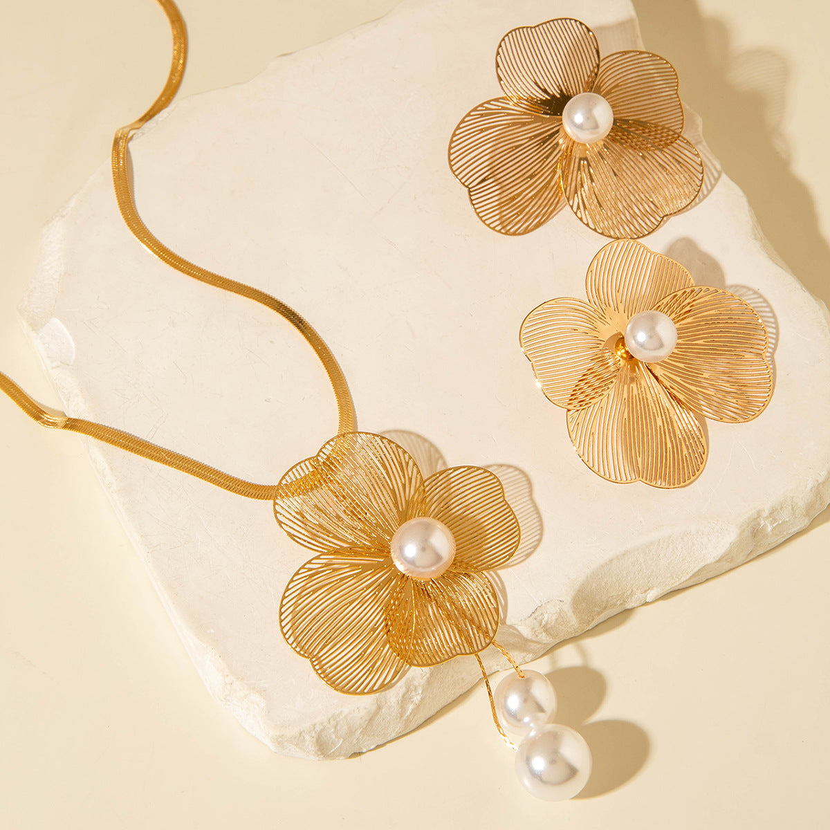 European and American Niche Ginkgo Leaf Tassel Necklace Design Sense Retro Pull-out Imitation Pearl Choker Jewelry choker