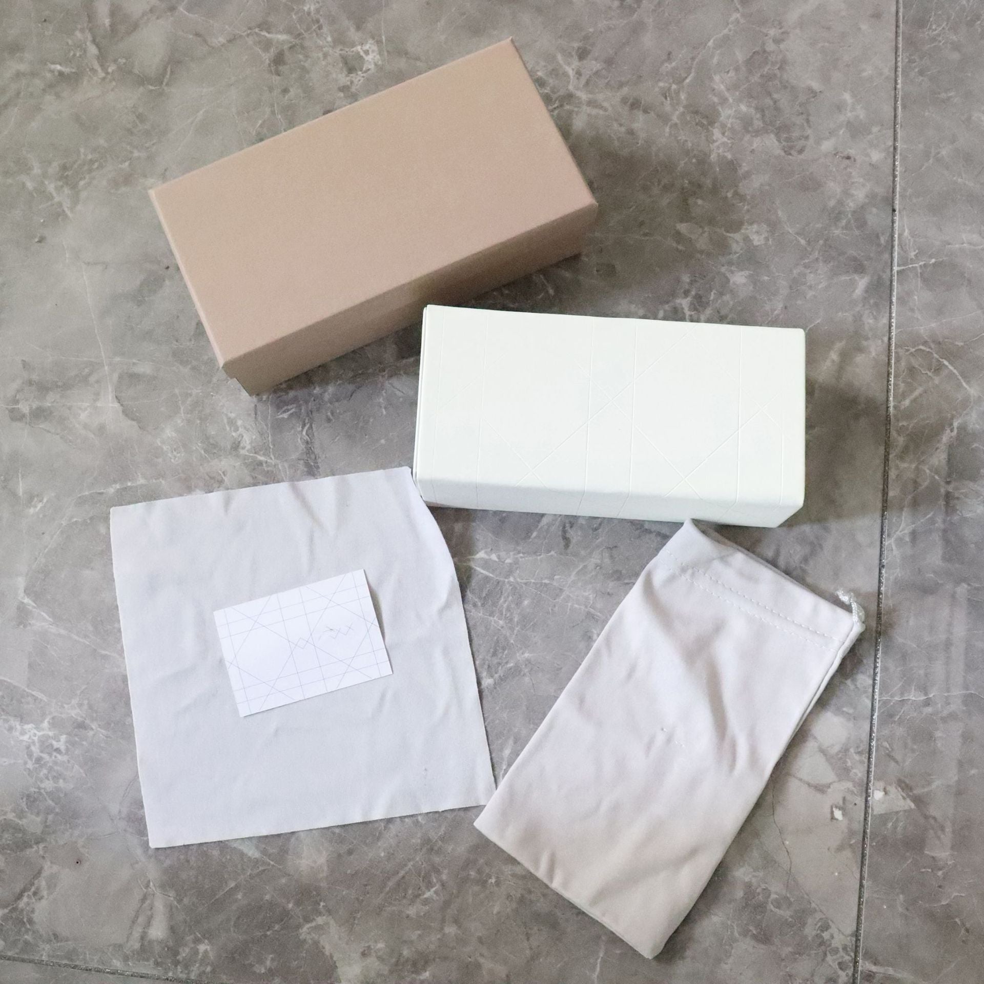 Spot wholesale high-end velvet glasses case Pink Fashionable and Elegant Sunglasses Case Sunglasses case Packing Box