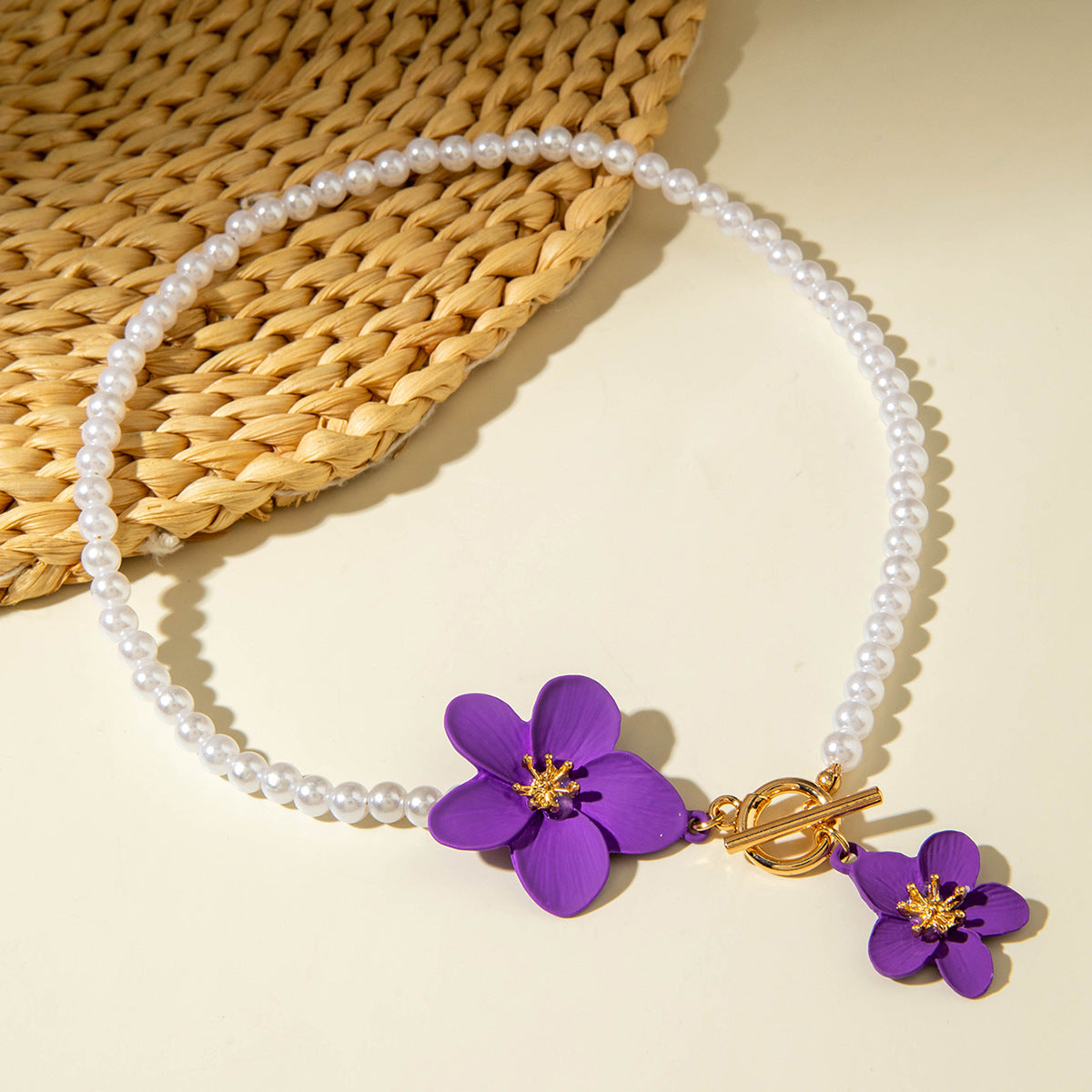 European and American Fashion Simple Alloy Flower Pendant Pearl Necklace  Elegant and versatile OT Buckle Design Sense Accessories