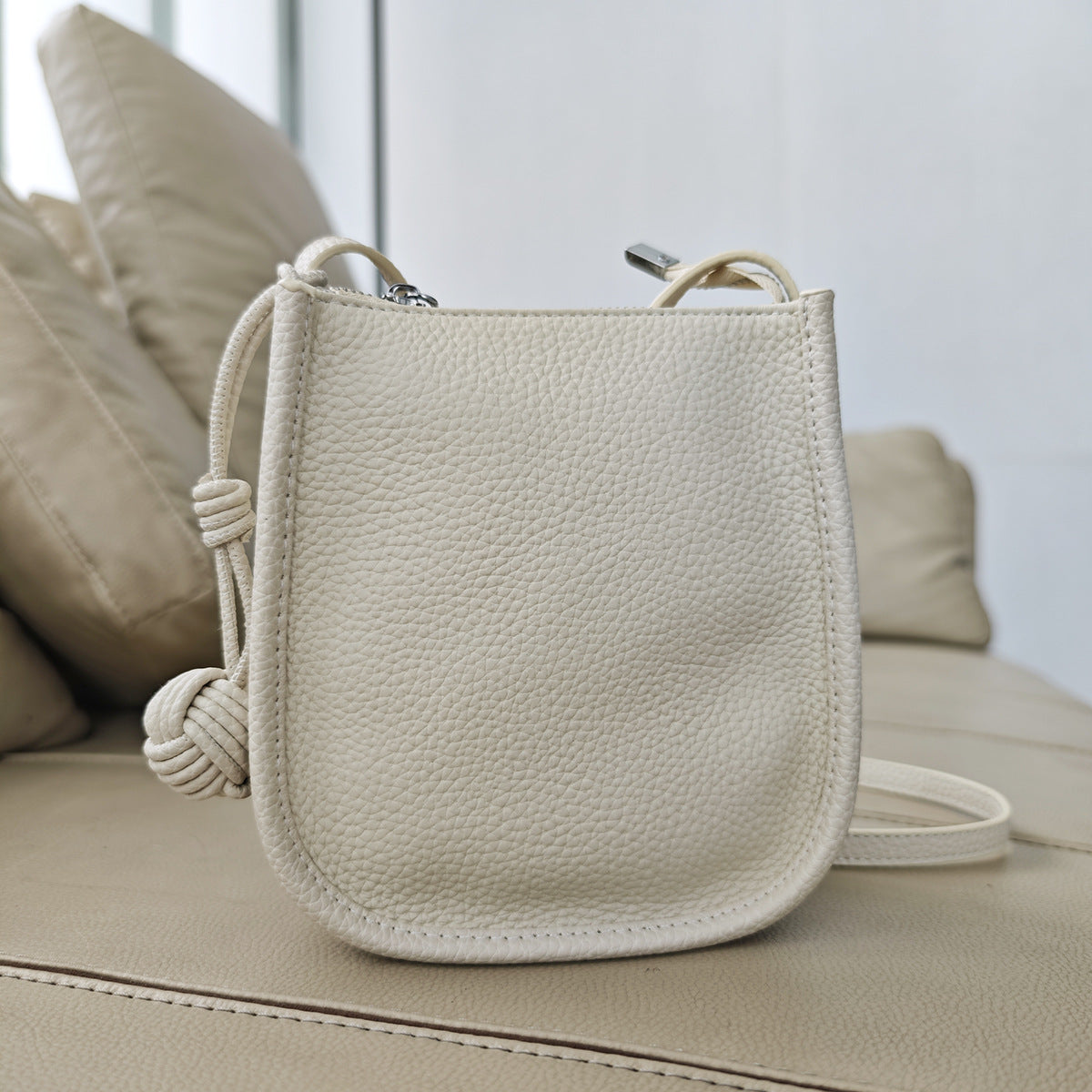 Genuine Leather Small Bucket Bag Trendy Small Bag for Women Fashion Woven Ball Phone Bag Versatile Shoulder Crossbody Bag