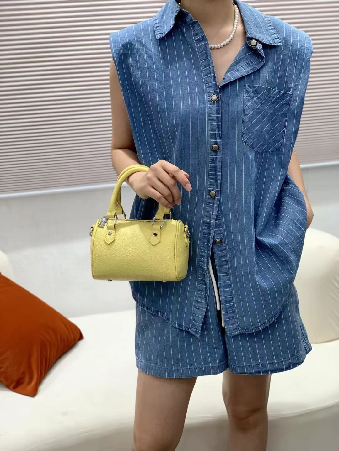 Guangzhou High-Quality Texture Genuine Leather Boston Pillow Bag for Women2024New first-layer cowhide handbag and crossbody bag