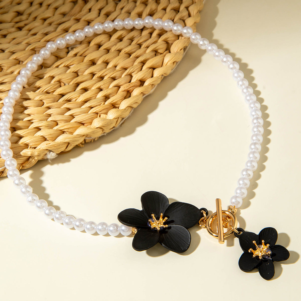 European and American Fashion Simple Alloy Flower Pendant Pearl Necklace  Elegant and versatile OT Buckle Design Sense Accessories