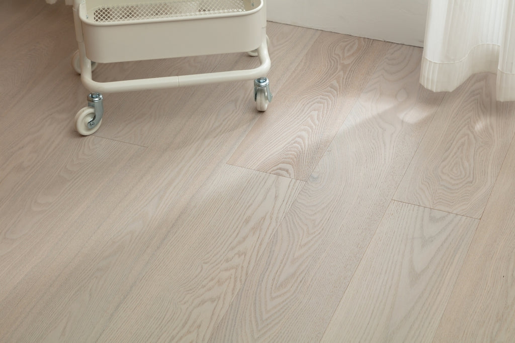 SC1211 New 3-layer Core Solid Wood European Oak Veneer 1.2mm Skid-resistant Click lock Joint Engineered Flooring