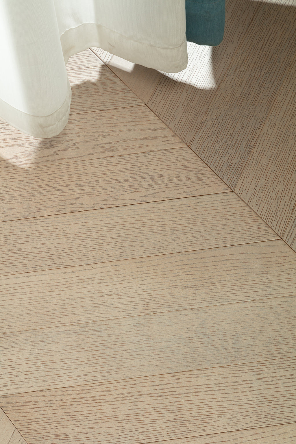 9508 Chevron Art Parquet Metallic UV Finish Full Birch Multi-layer Core Solid Wood Oak Veneer Engineered Flooring