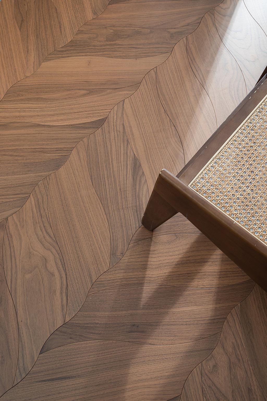 YXPH05 Petal Contour Art Parquet Full Birch Multi-layer Core Solid Wood Black Walnut Veneer Flush Joint Engineered Flooring