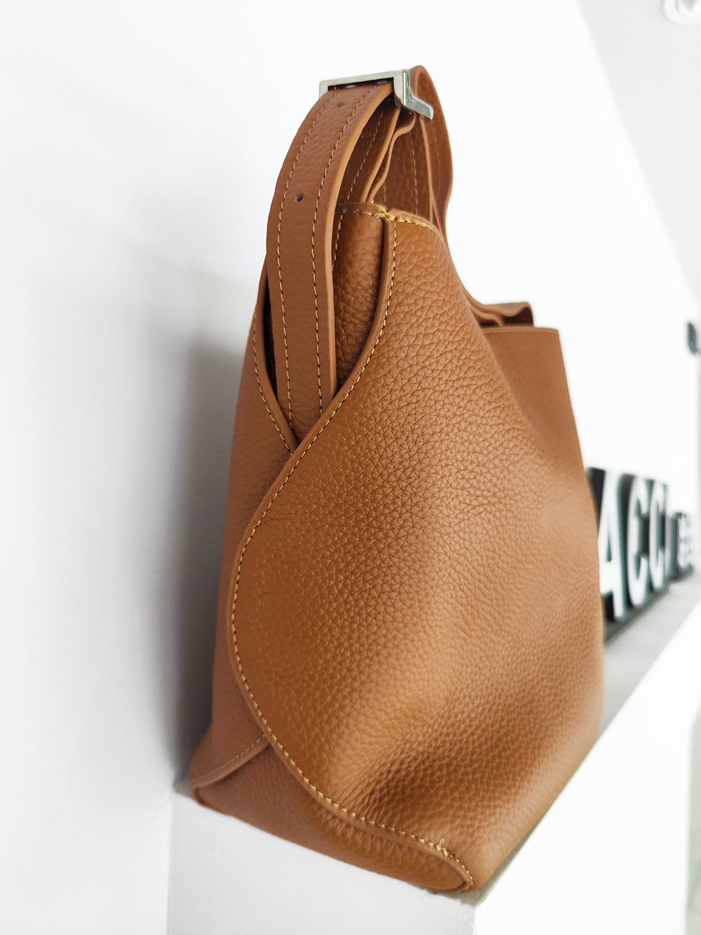 Genuine Leather Women's Bag Fashion Single Shoulder Crossbody New Hot Style High-end Korean Trend Versatile Large Capacity Commuter Bucket Bag