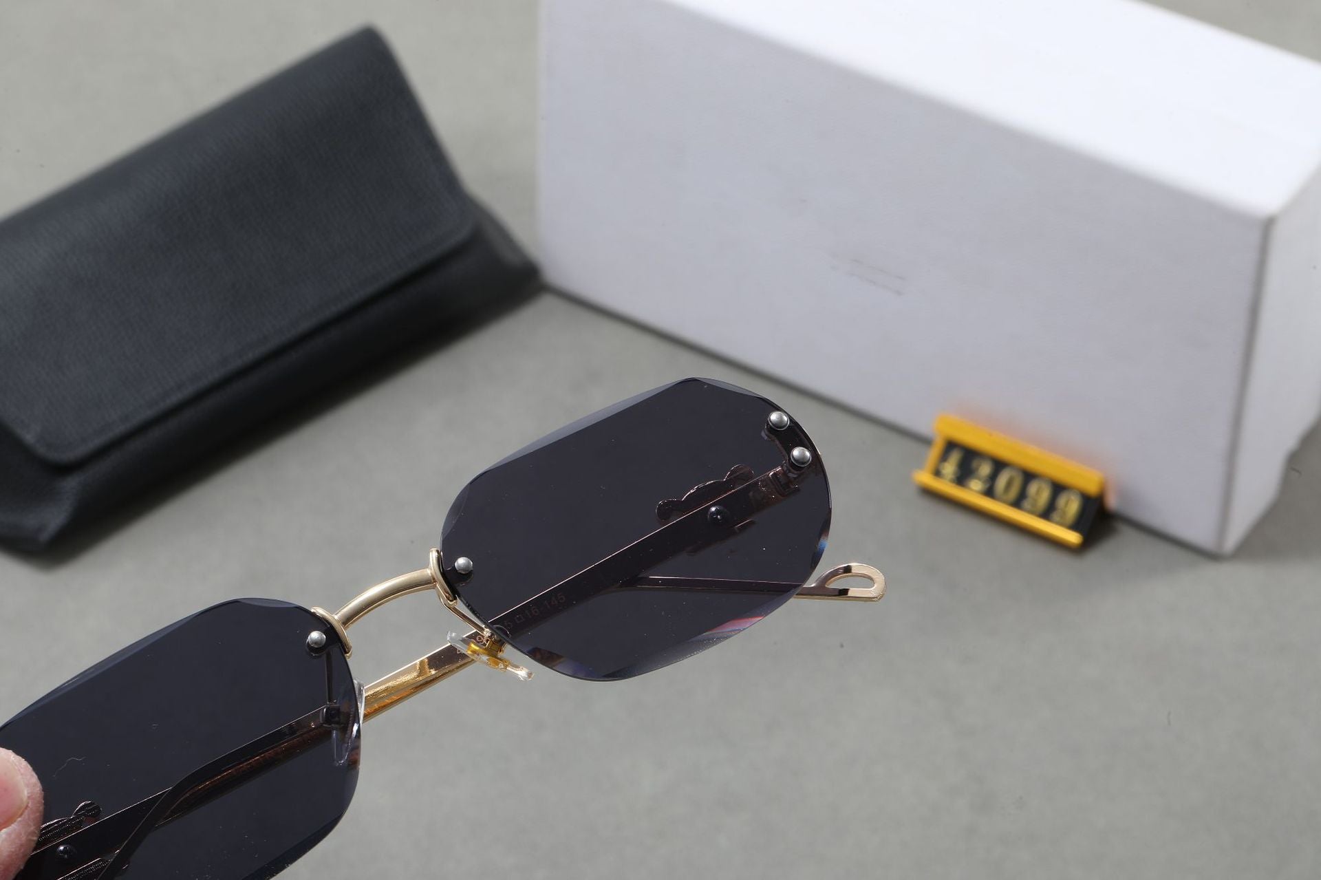 Arc de Triomphe Fashion Metal Frameless High-end Sunglasses for Women Windproof UV Protection Versatile CL42099U