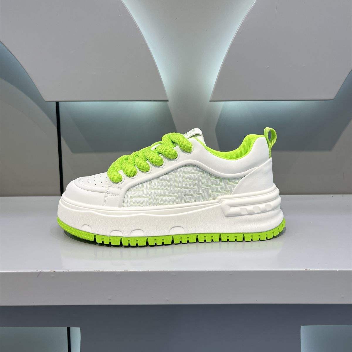 Men's New White Sneakers Mesh Breathable Casual Shoes Fashion Versatile Board Shoes Trendy Sports Shoes Loafers