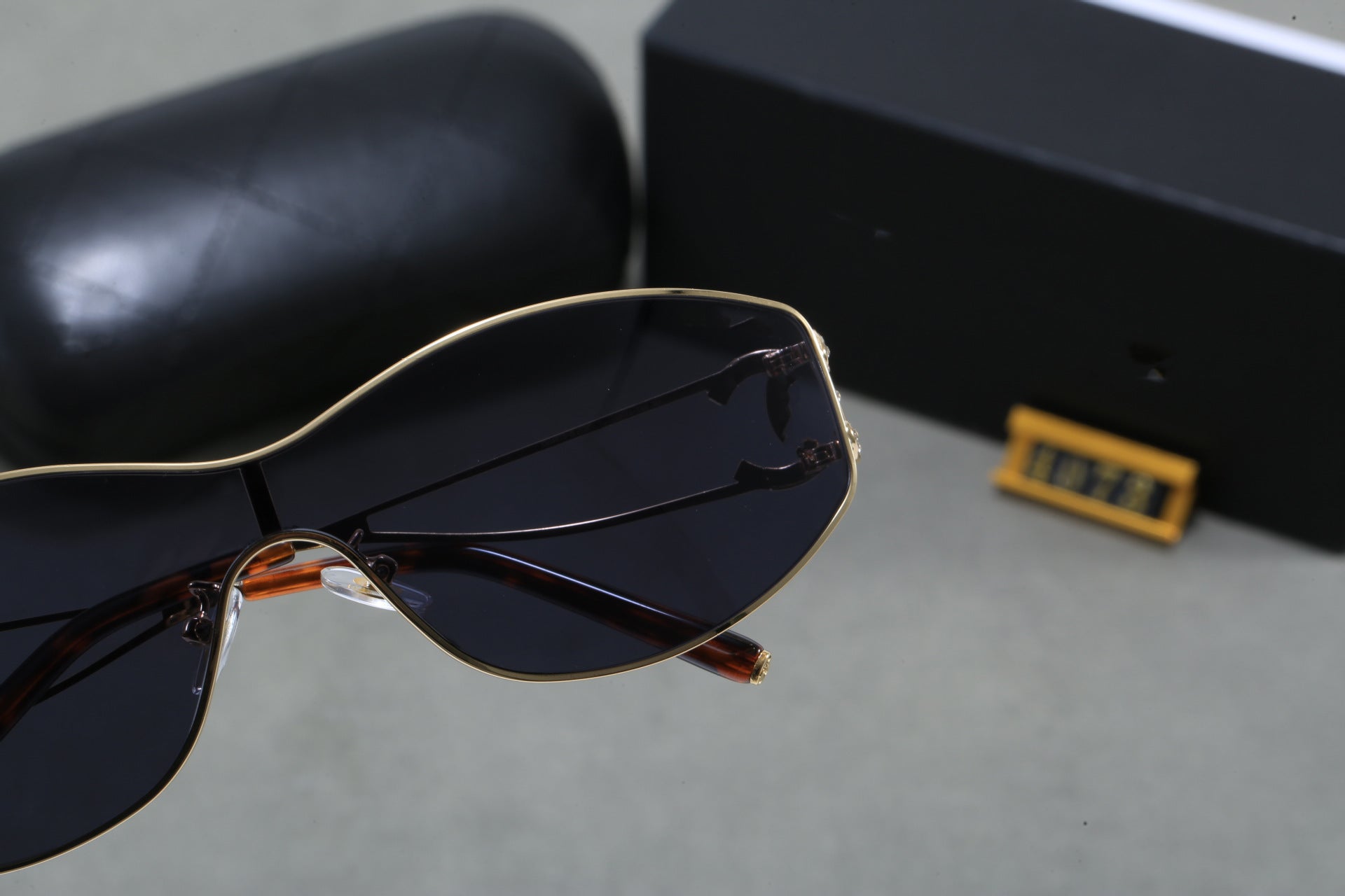 Chanel Style European and American One-Piece y2k Spicy Girl Water silver Sunglasses for Women Trendy High-end Sense Pointed Diamond Retro Hong Kong Style Sunglasses