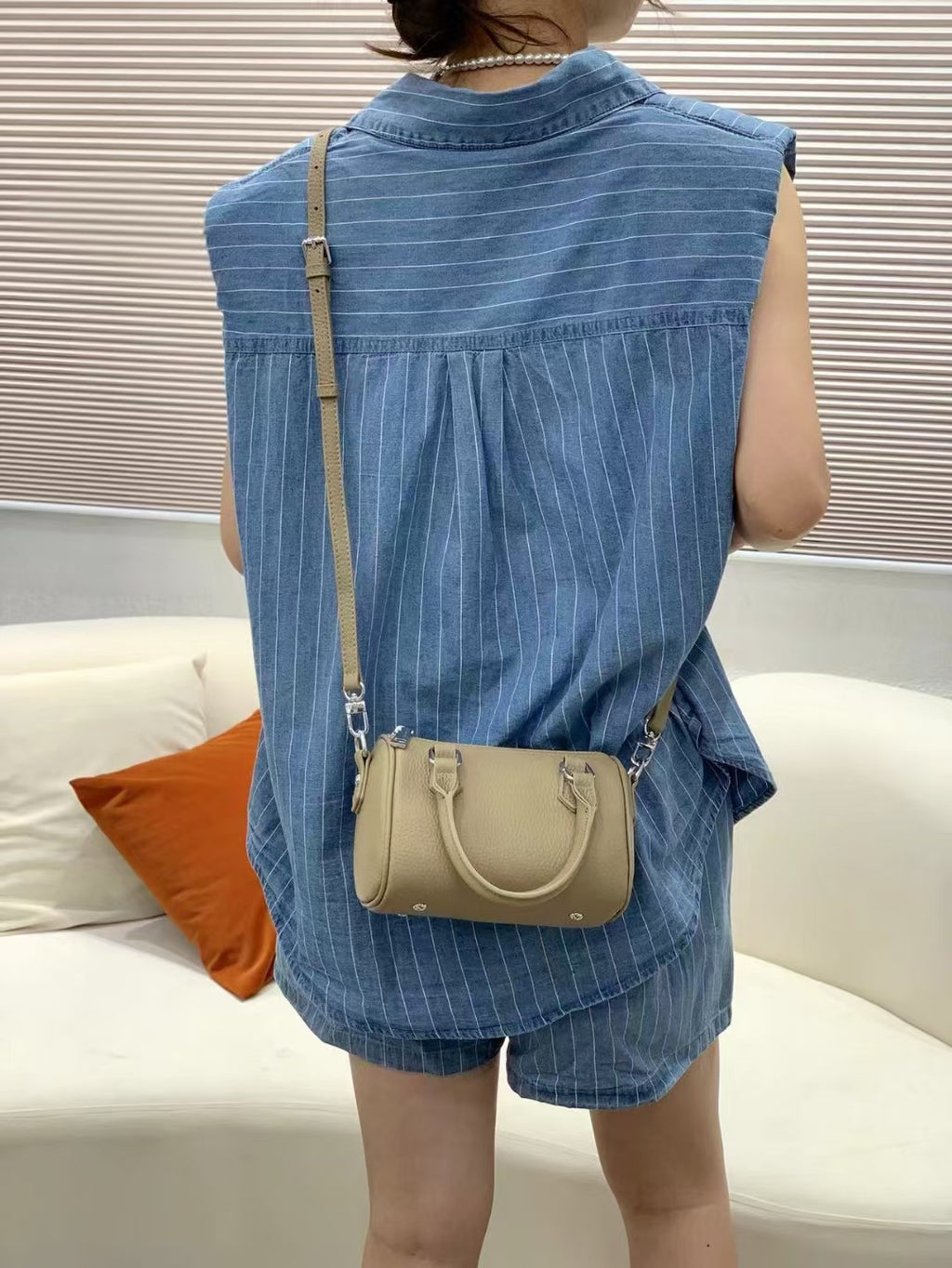 Guangzhou High-Quality Texture Genuine Leather Boston Pillow Bag for Women2024New first-layer cowhide handbag and crossbody bag