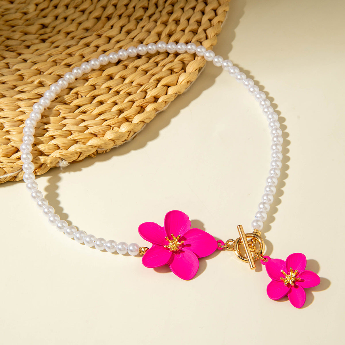 European and American Fashion Simple Alloy Flower Pendant Pearl Necklace  Elegant and versatile OT Buckle Design Sense Accessories