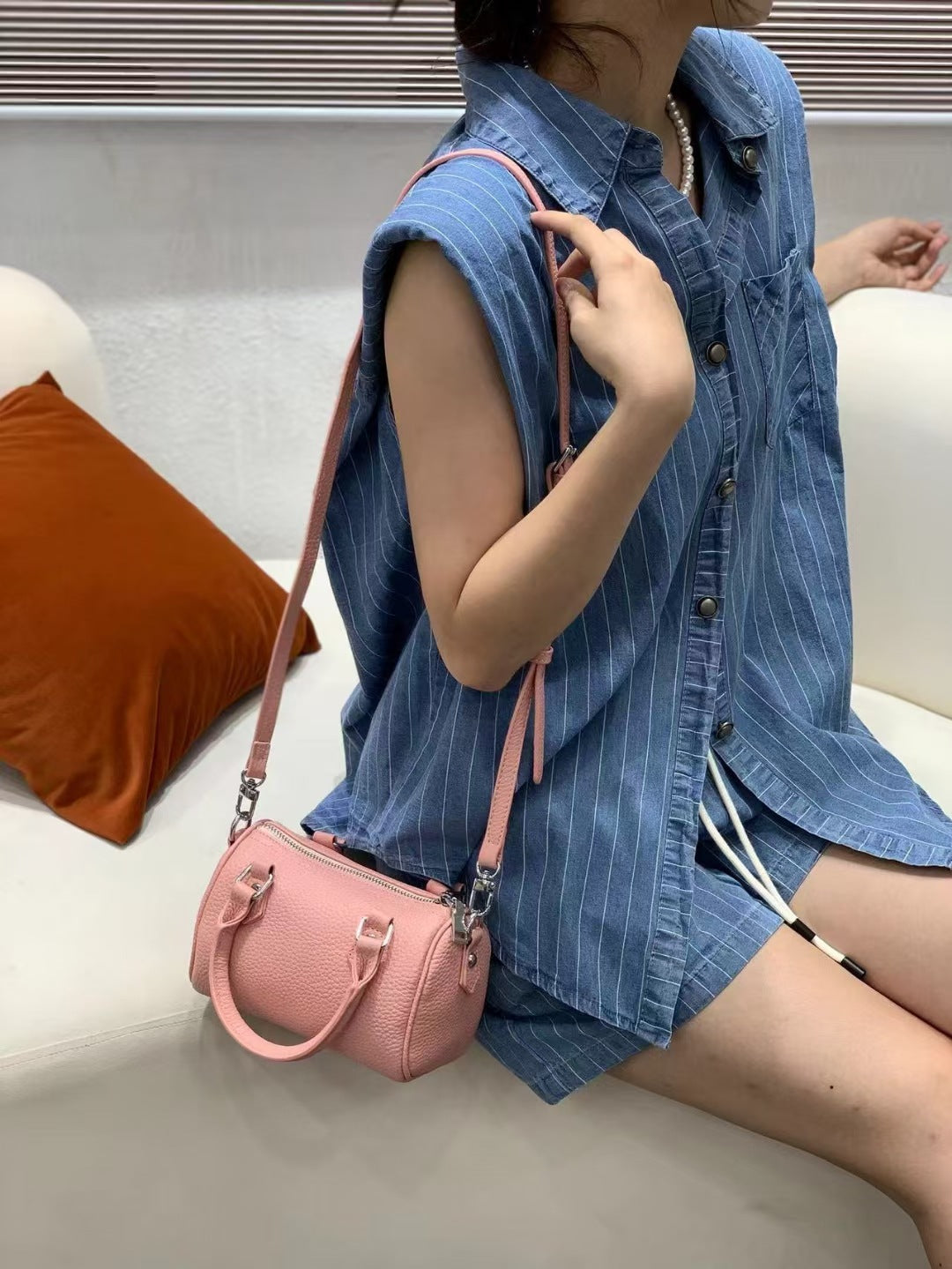 Guangzhou High-Quality Texture Genuine Leather Boston Pillow Bag for Women2024New first-layer cowhide handbag and crossbody bag