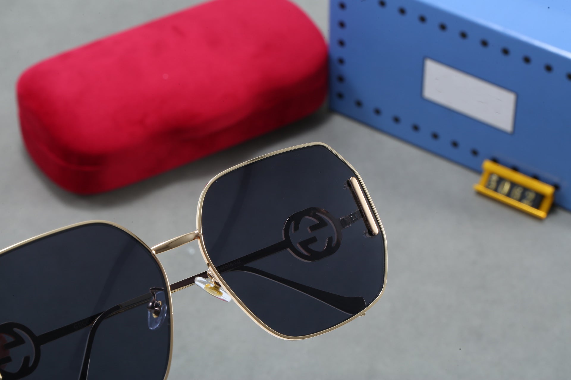 Europe and America2025New Fashion Square Polarized Sunglasses for Women, High-End Outdoor Street Style Metal Sunglasses for Women