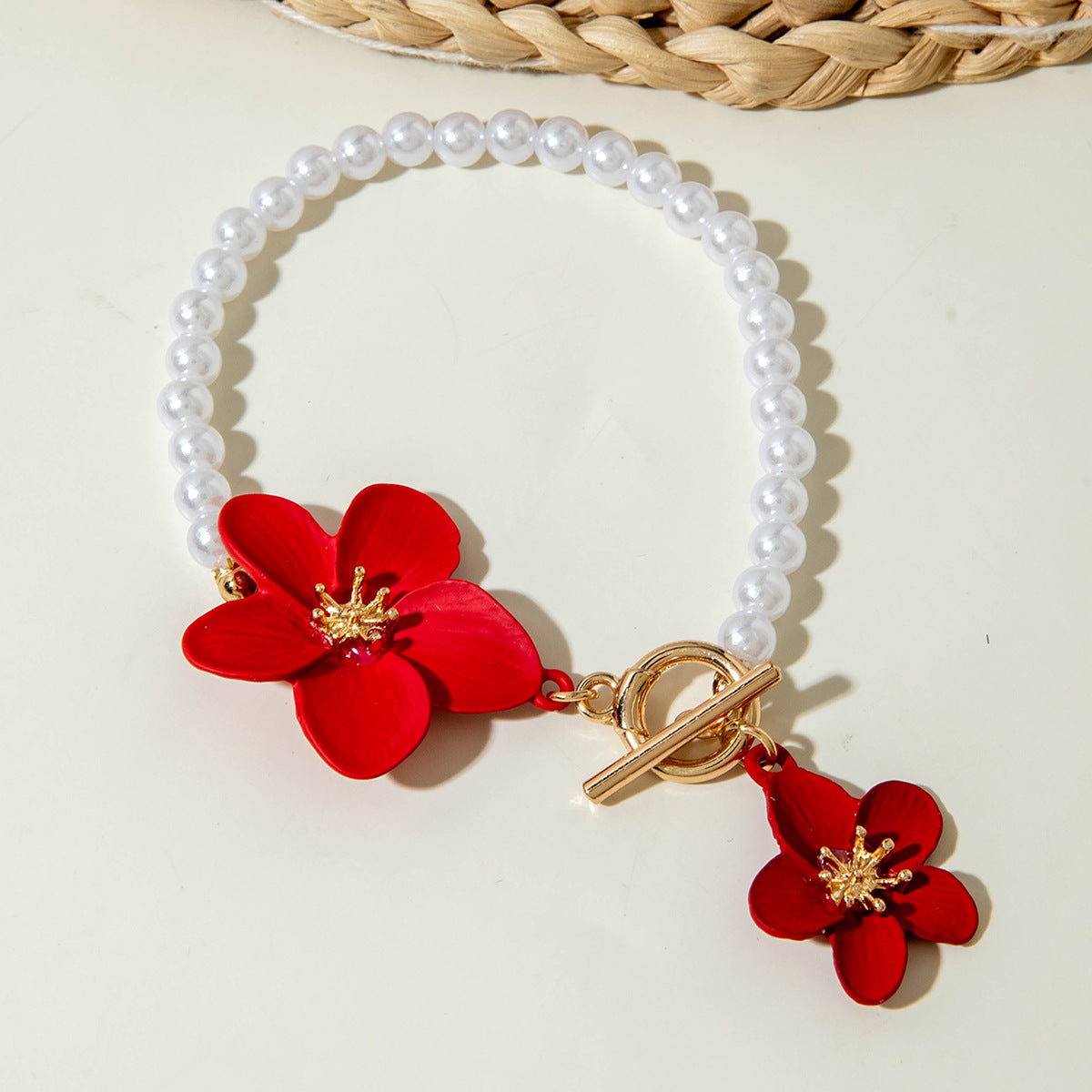 European and American Fashion Simple Alloy Flower Pendant Pearl Necklace  Elegant and versatile OT Buckle Design Sense Accessories
