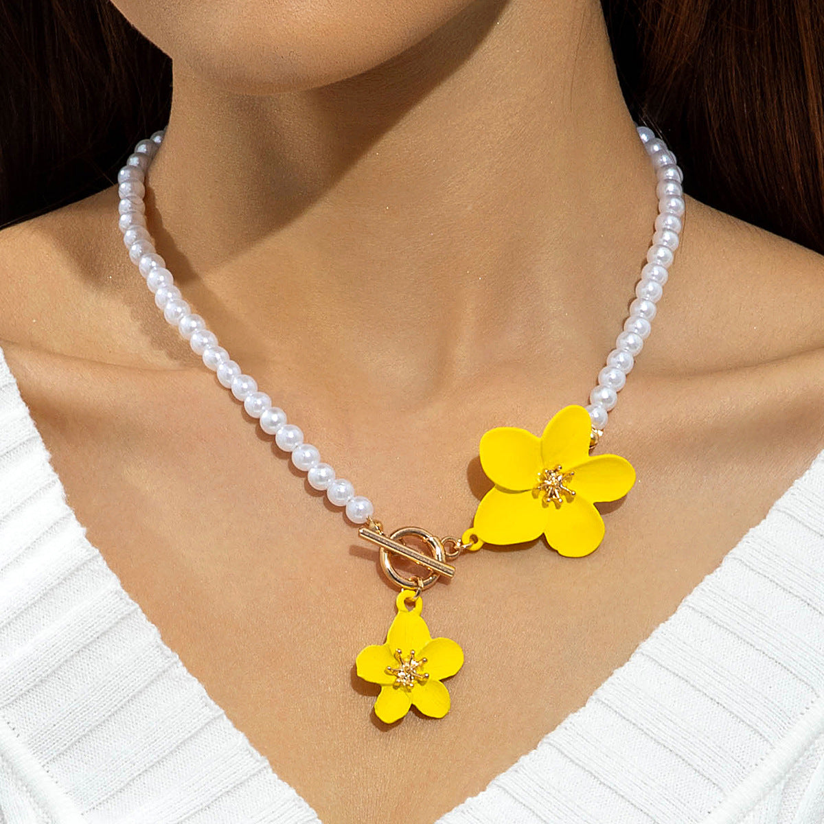 European and American Fashion Simple Alloy Flower Pendant Pearl Necklace  Elegant and versatile OT Buckle Design Sense Accessories