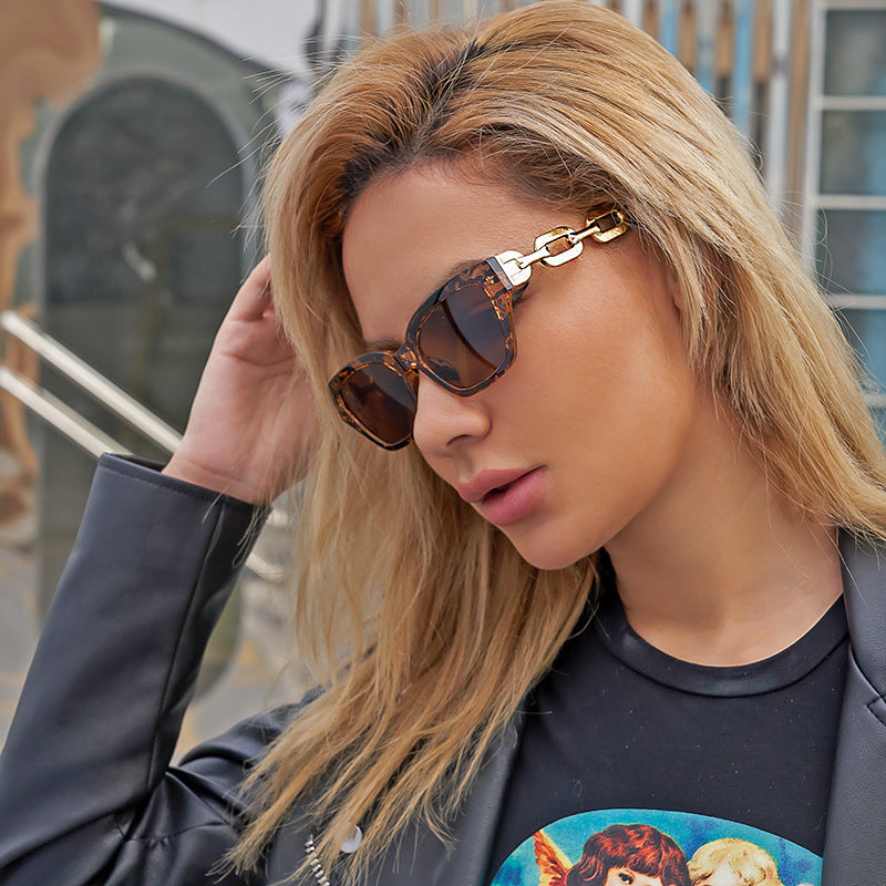 European and American Small Frame Cat Eye Sunglasses for Women, New High Altitude Style, Internet Celebrity Thick Chain Sunglasses, Trendy Women's Glasses Wholesale