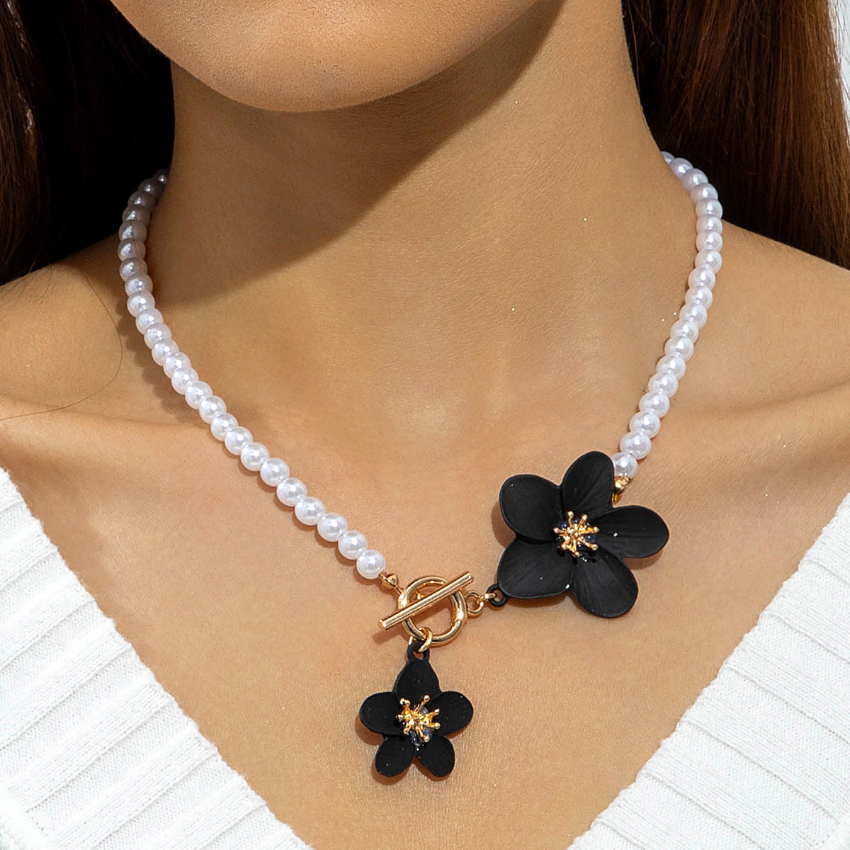 European and American Fashion Simple Alloy Flower Pendant Pearl Necklace  Elegant and versatile OT Buckle Design Sense Accessories