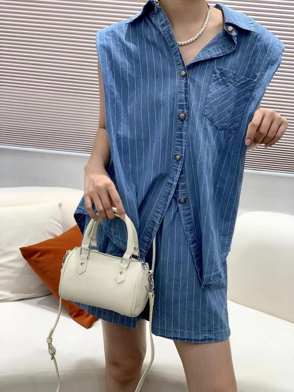 Guangzhou High-Quality Texture Genuine Leather Boston Pillow Bag for Women2024New first-layer cowhide handbag and crossbody bag