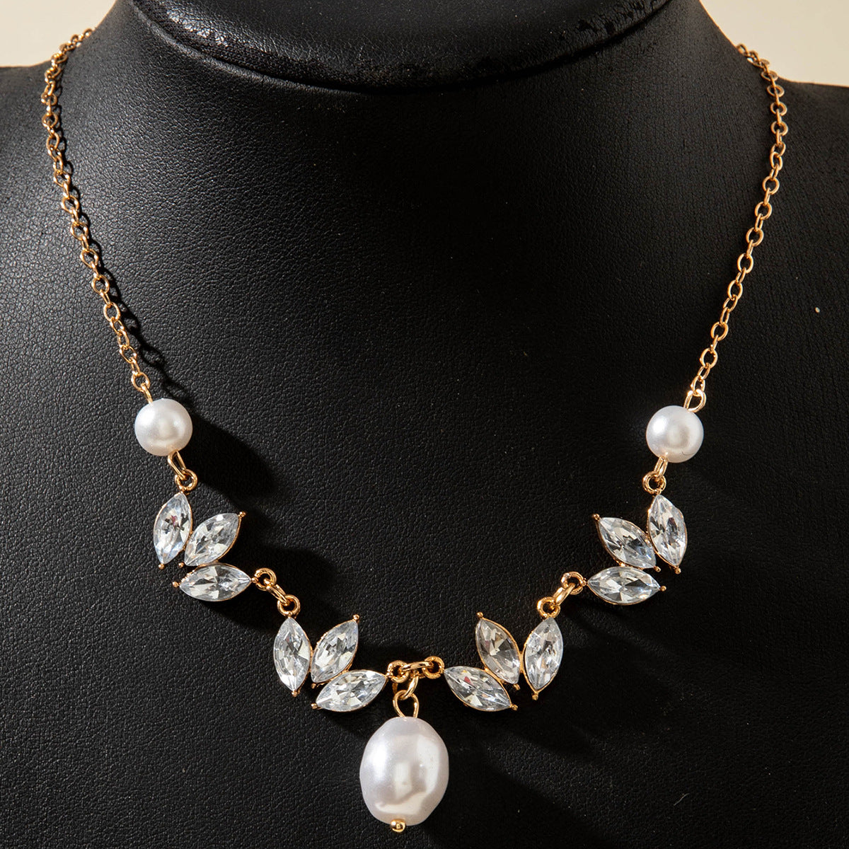 European and American Ornament  Fashionable Light Luxury Wheat Spike Inlaid Diamond Pearl Pendant Necklace with Unique Design and Personality Clavicle Necklace