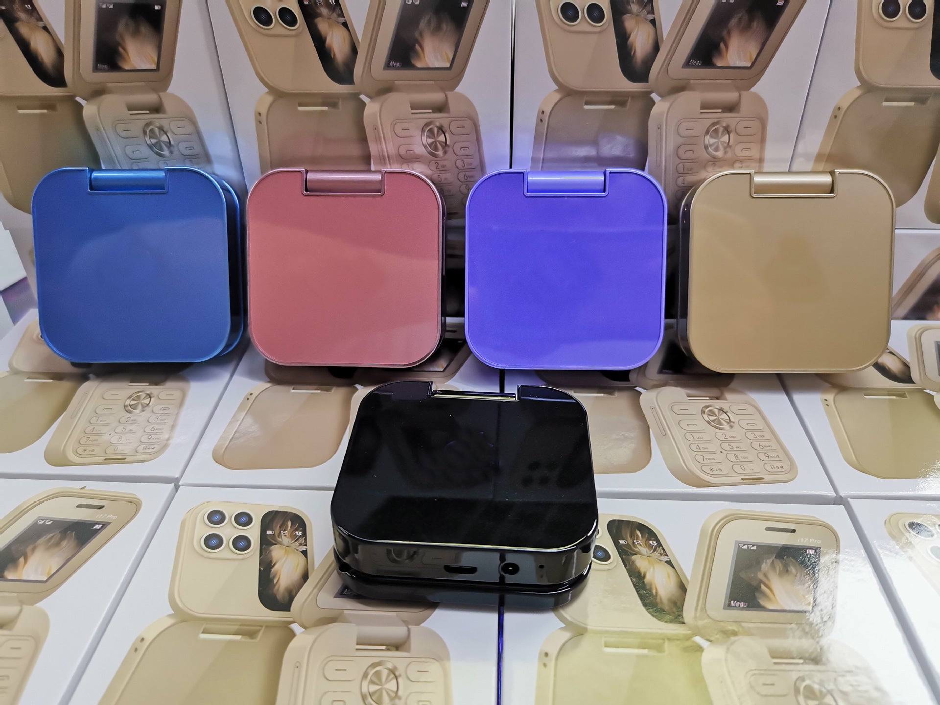 Hot Selling Exquisite Appearance Mini Folding Feature Phone Flip Cover Elderly Button Phone Pocket Phone