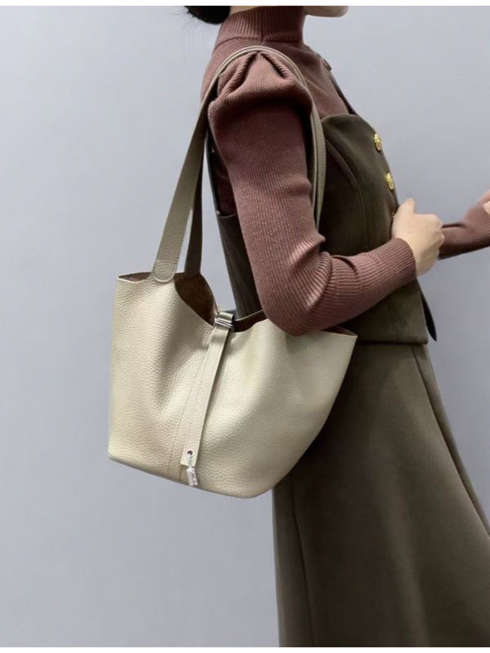 2025New Basket Bag for Women, High-End Niche Design, Large Capacity Bucket Bag, Top Layer Cowhide Handbag