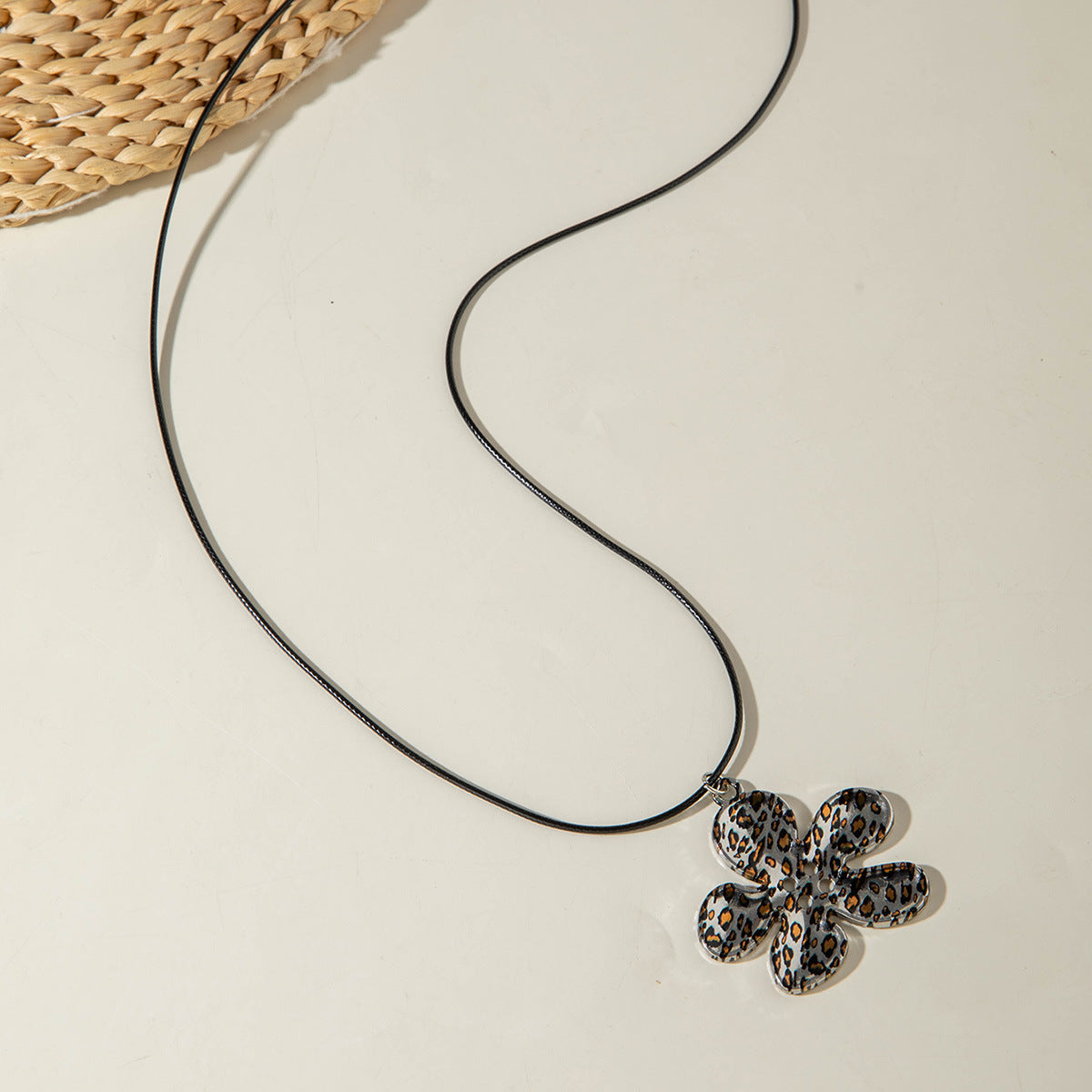 European and American New Style Personality Mesh Round Pendant Necklace for Women Elegant Simple Textured Round Pendant Rope Chain Necklace