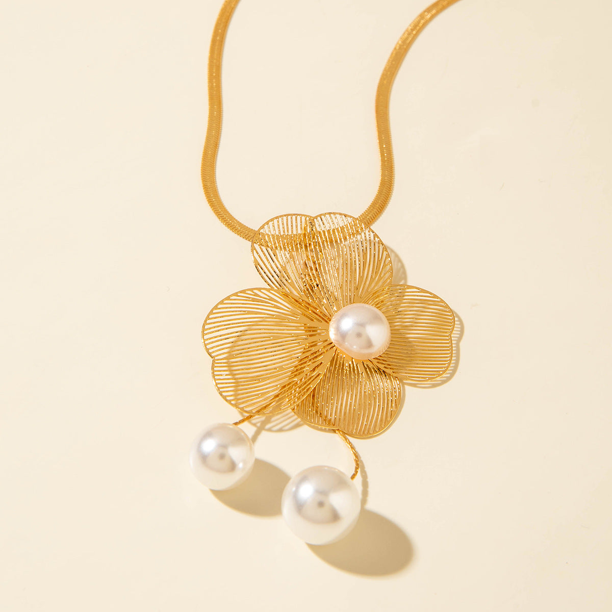 European and American Niche Ginkgo Leaf Tassel Necklace Design Sense Retro Pull-out Imitation Pearl Choker Jewelry choker