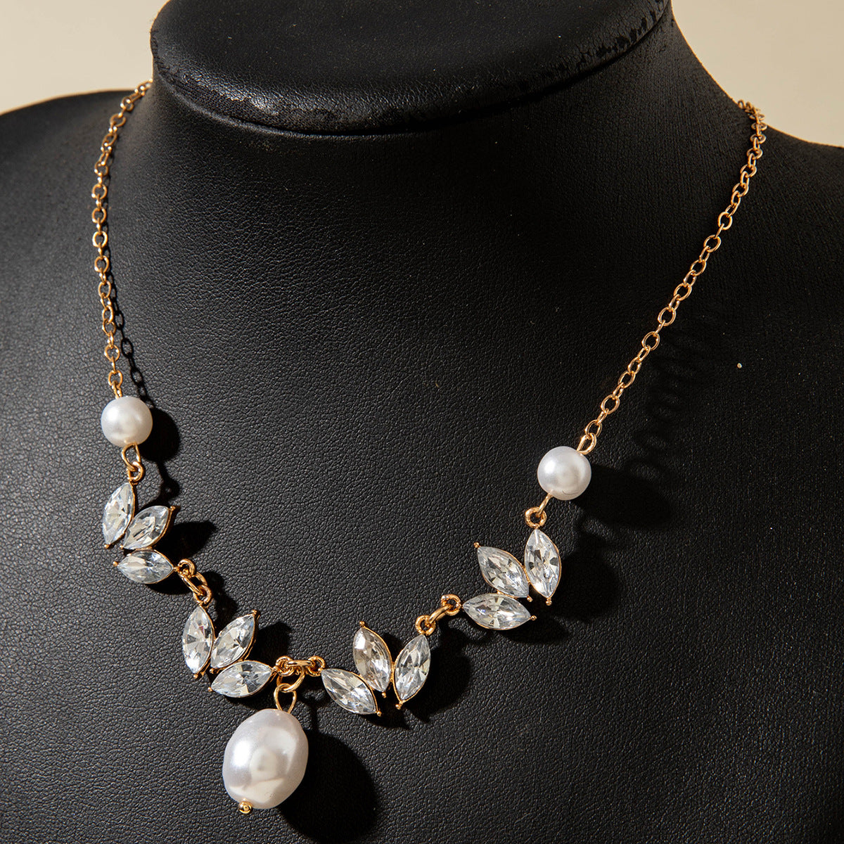 European and American Ornament  Fashionable Light Luxury Wheat Spike Inlaid Diamond Pearl Pendant Necklace with Unique Design and Personality Clavicle Necklace