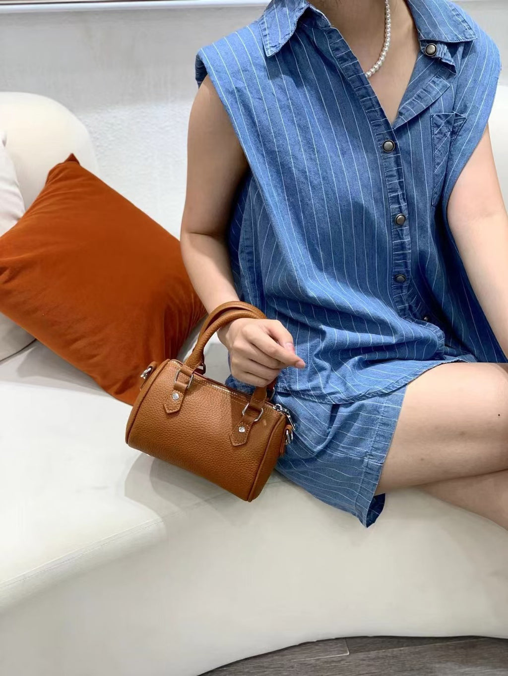 Guangzhou High-Quality Texture Genuine Leather Boston Pillow Bag for Women2024New first-layer cowhide handbag and crossbody bag