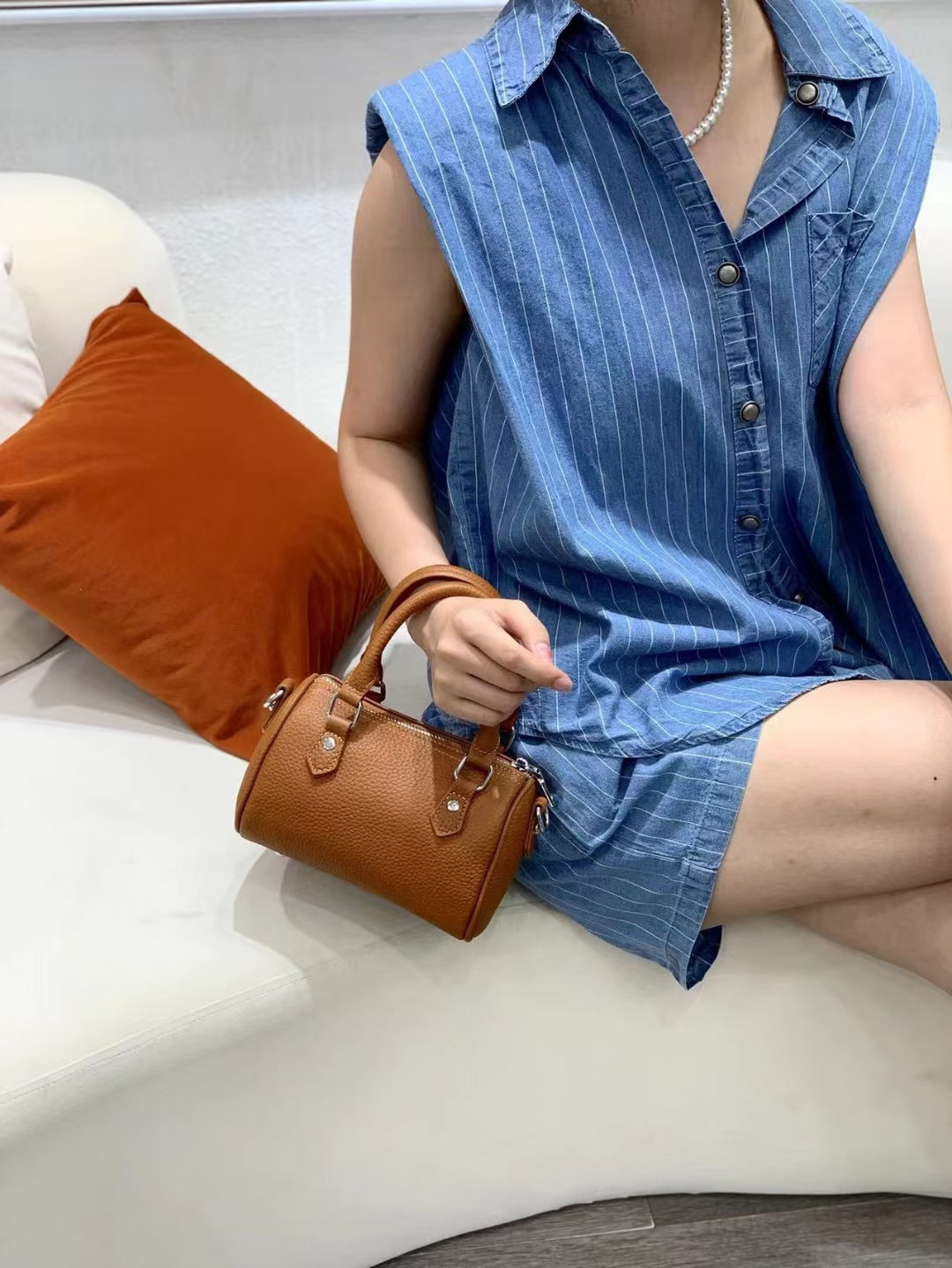 Guangzhou High-Quality Texture Genuine Leather Boston Pillow Bag for Women2024New first-layer cowhide handbag and crossbody bag