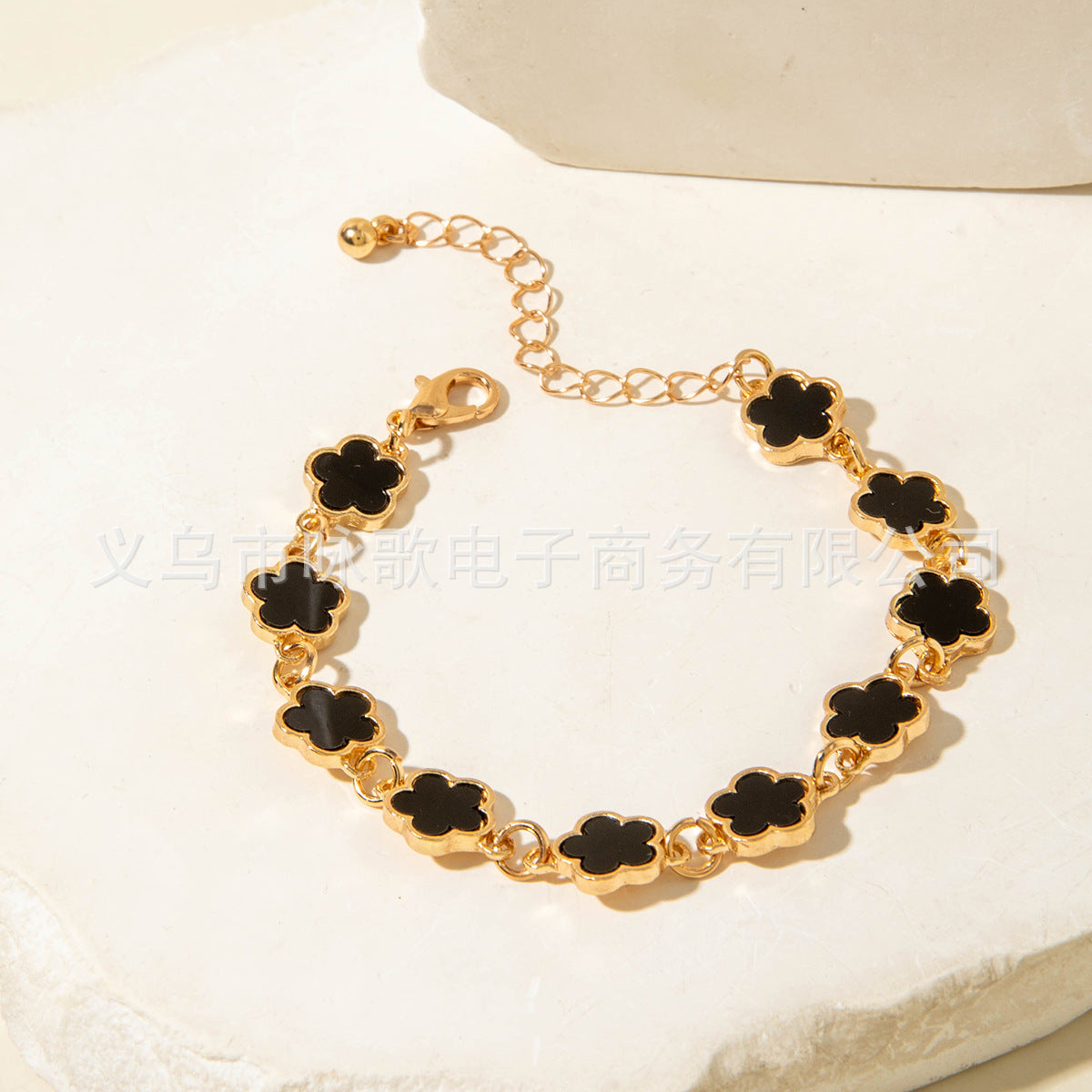 European and American Fashion Alloy Inlaid Diamond Five-Leaf Clover Bracelet Jewelry Three-Piece Set Simple Geometric Smooth Bracelet Wholesale - 图片 36