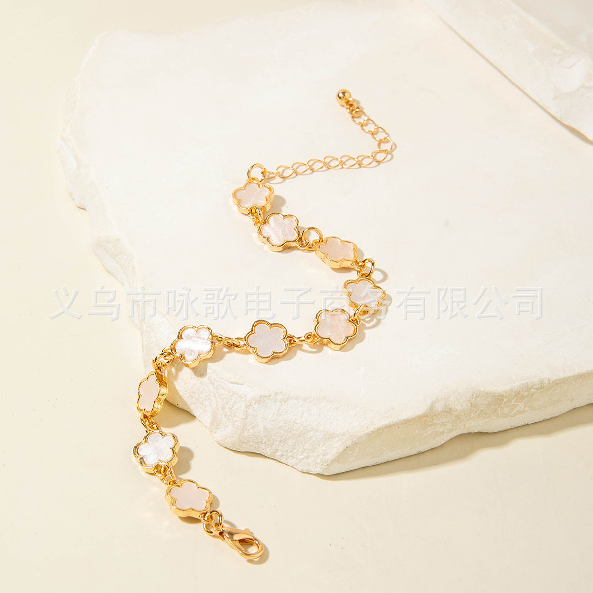European and American Fashion Alloy Inlaid Diamond Five-Leaf Clover Bracelet Jewelry Three-Piece Set Simple Geometric Smooth Bracelet Wholesale - 图片 42
