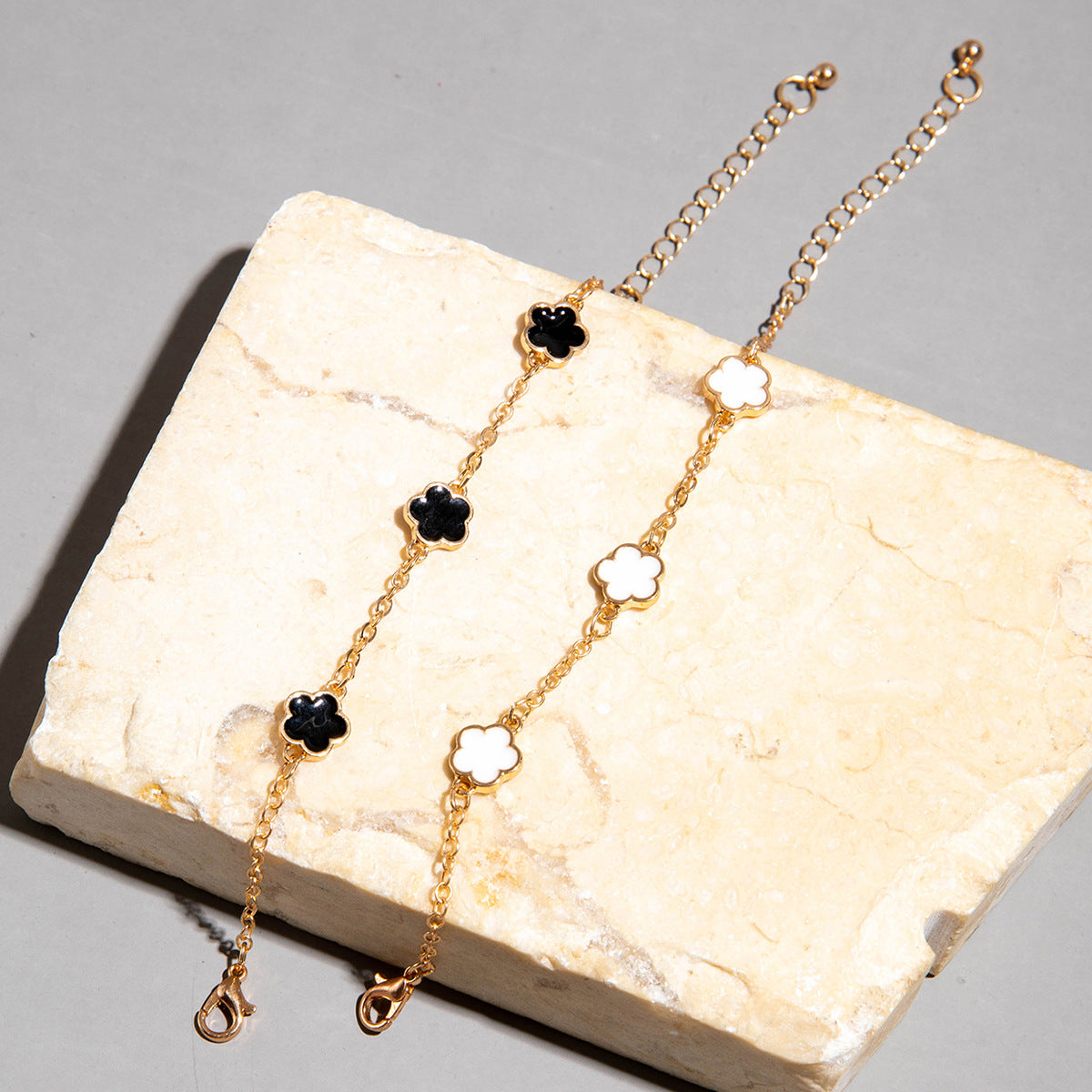 European and American Fashion Alloy Inlaid Diamond Five-Leaf Clover Bracelet Jewelry Three-Piece Set Simple Geometric Smooth Bracelet Wholesale - 图片 30