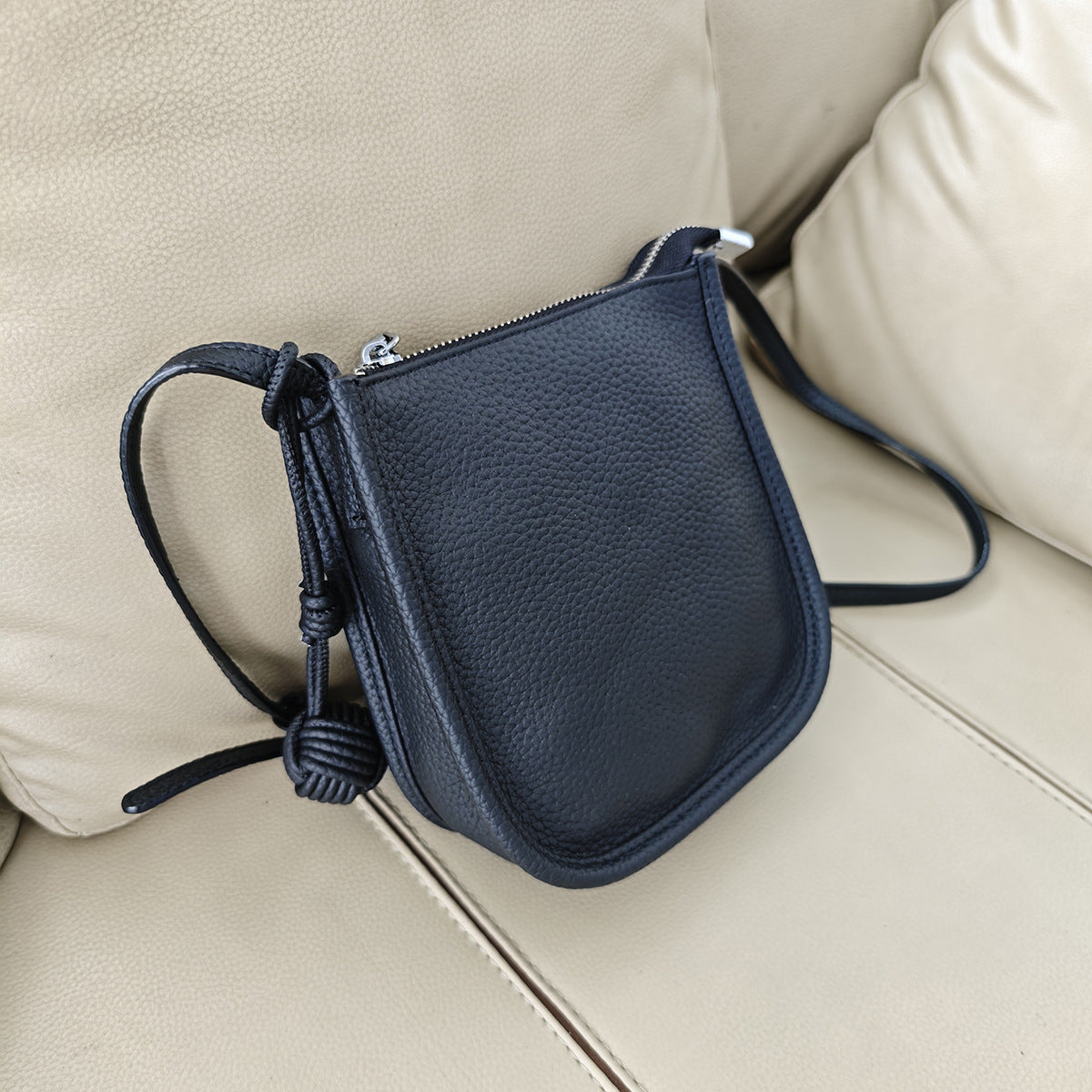 Genuine Leather Small Bucket Bag Trendy Small Bag for Women Fashion Woven Ball Phone Bag Versatile Shoulder Crossbody Bag