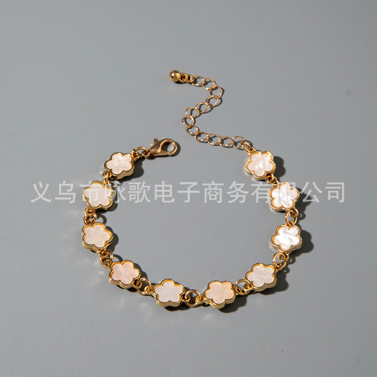 European and American Fashion Alloy Inlaid Diamond Five-Leaf Clover Bracelet Jewelry Three-Piece Set Simple Geometric Smooth Bracelet Wholesale - 图片 40