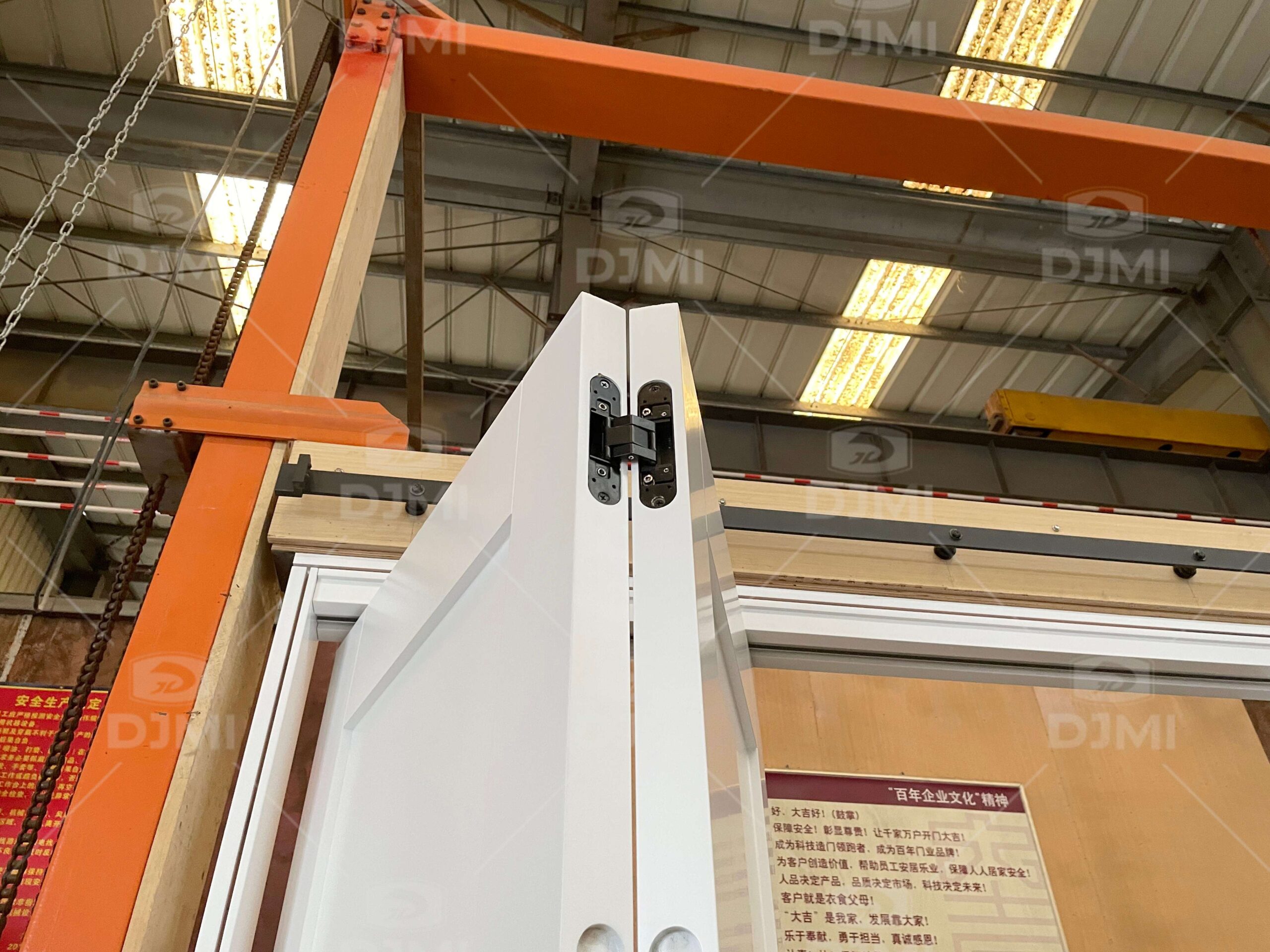 White Shaker Style Timber Accordion Door for House Interior Folding Interior Wooden Door - 图片 3