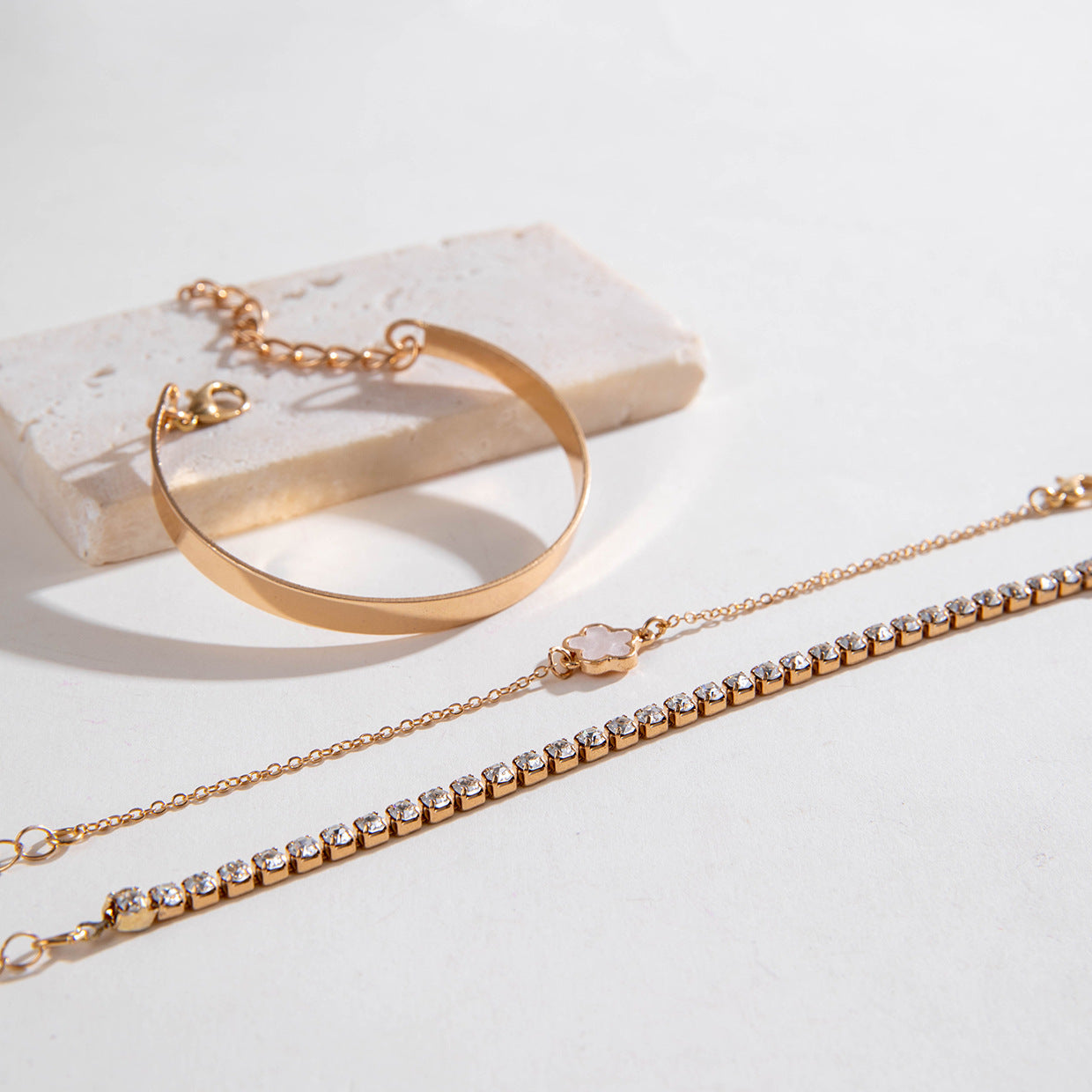 European and American Fashion Alloy Inlaid Diamond Five-Leaf Clover Bracelet Jewelry Three-Piece Set Simple Geometric Smooth Bracelet Wholesale - 图片 23