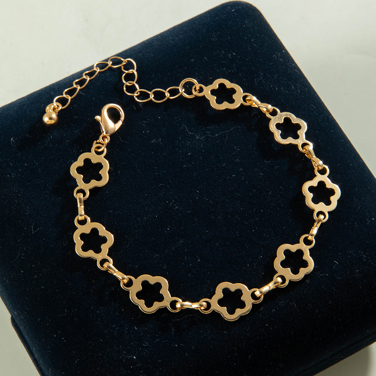 European and American Fashion Alloy Inlaid Diamond Five-Leaf Clover Bracelet Jewelry Three-Piece Set Simple Geometric Smooth Bracelet Wholesale - 图片 49