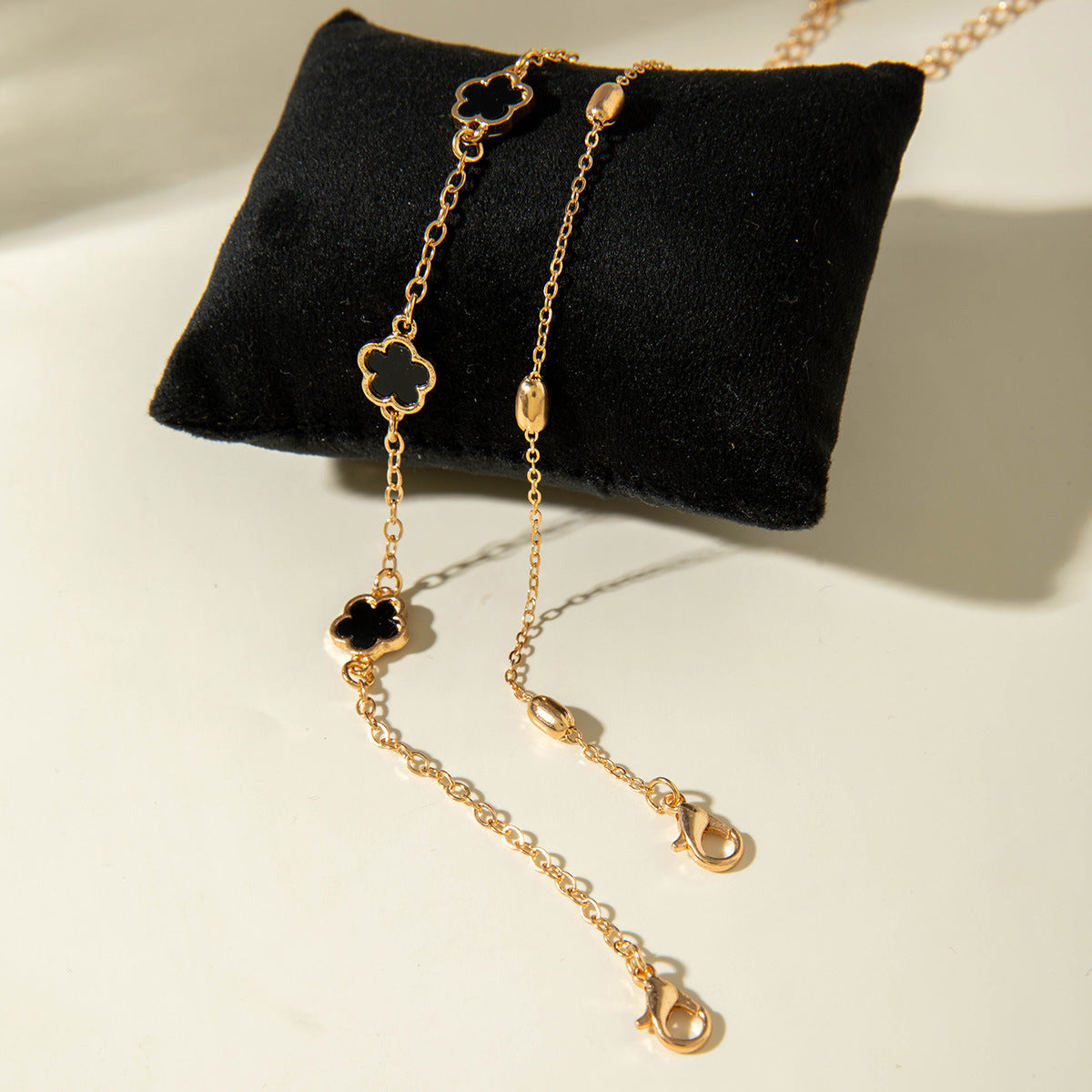 European and American Fashion Alloy Inlaid Diamond Five-Leaf Clover Bracelet Jewelry Three-Piece Set Simple Geometric Smooth Bracelet Wholesale - 图片 47