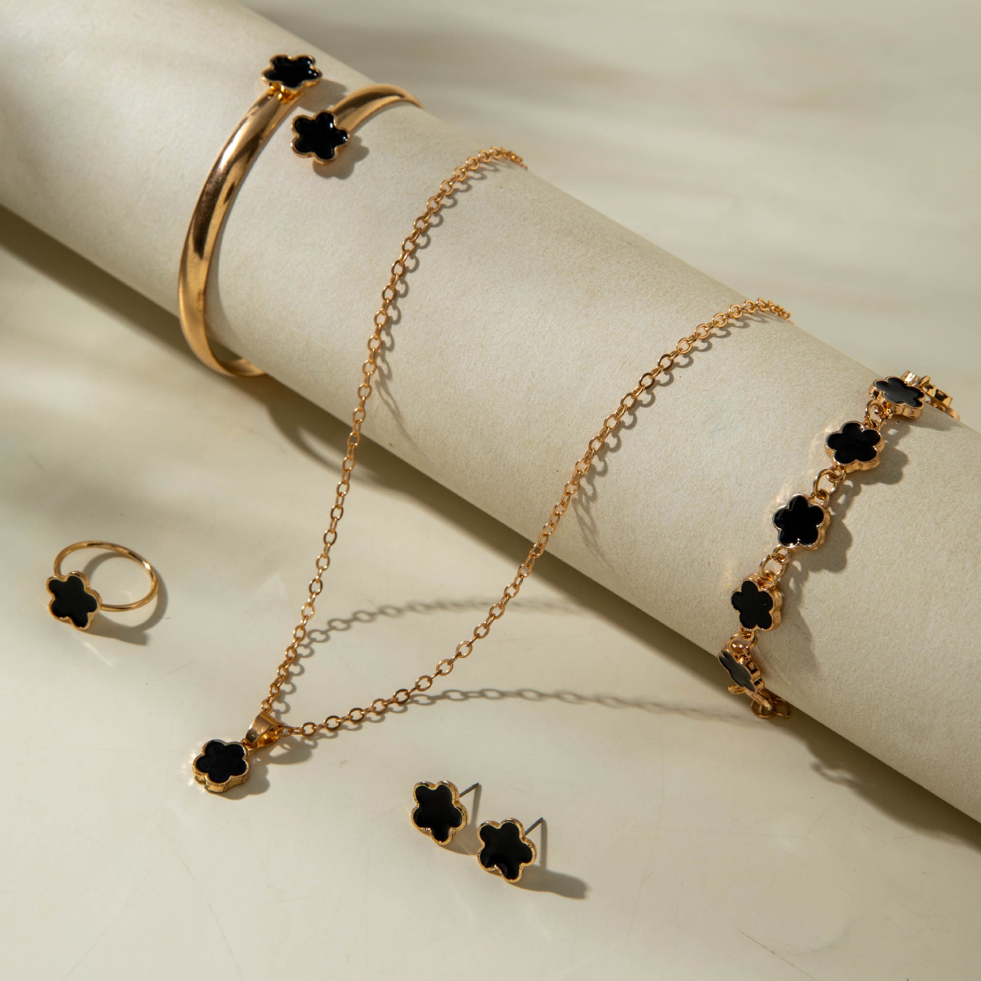 European and American Fashion Alloy Inlaid Diamond Five-Leaf Clover Bracelet Jewelry Three-Piece Set Simple Geometric Smooth Bracelet Wholesale - 图片 60