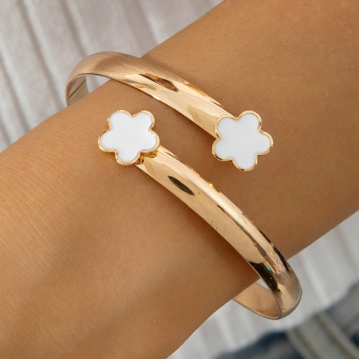 European and American Fashion Alloy Inlaid Diamond Five-Leaf Clover Bracelet Jewelry Three-Piece Set Simple Geometric Smooth Bracelet Wholesale - 图片 10