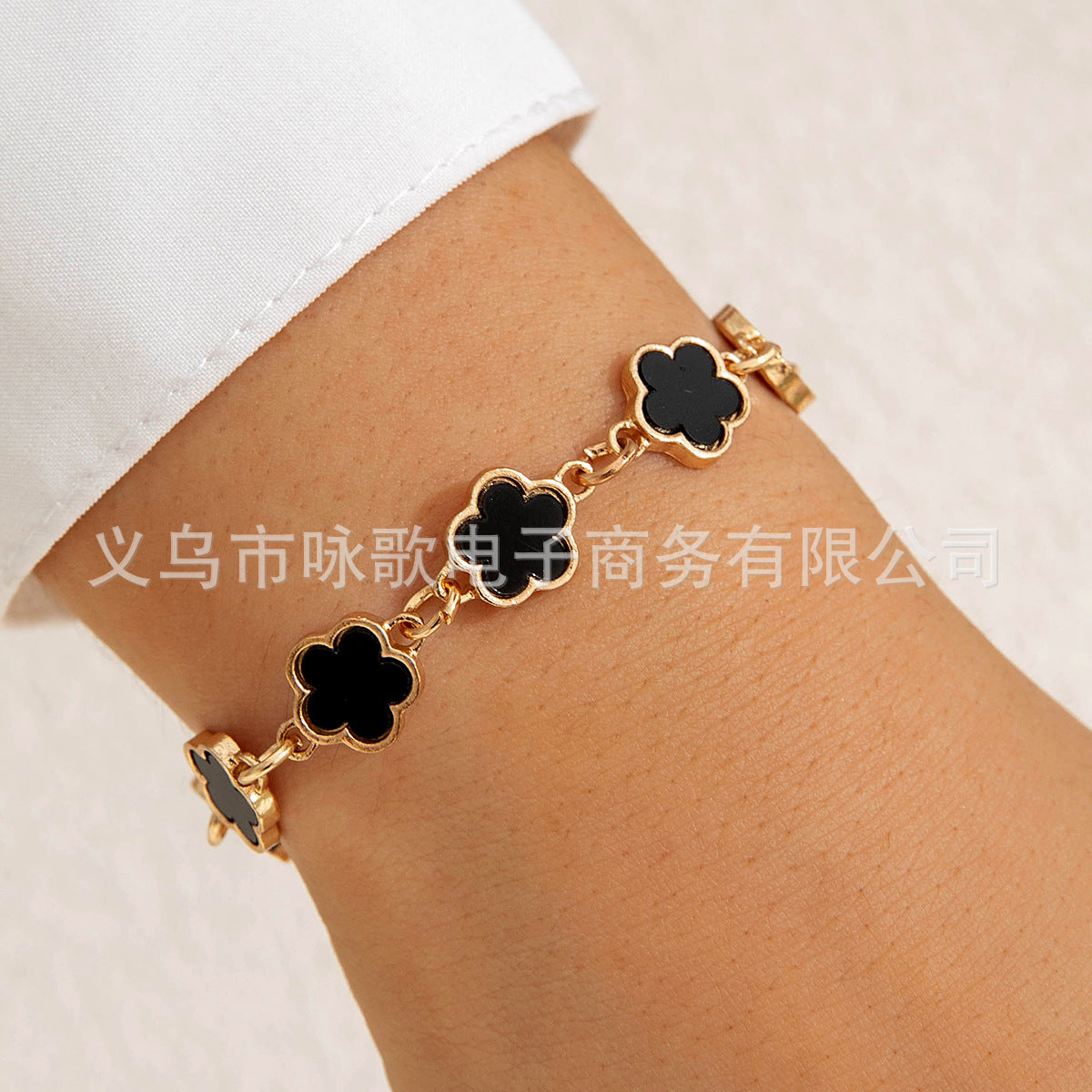 European and American Fashion Alloy Inlaid Diamond Five-Leaf Clover Bracelet Jewelry Three-Piece Set Simple Geometric Smooth Bracelet Wholesale - 图片 32