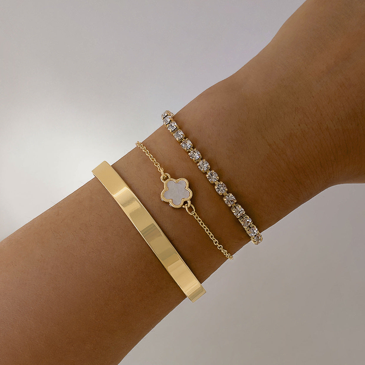 European and American Fashion Alloy Inlaid Diamond Five-Leaf Clover Bracelet Jewelry Three-Piece Set Simple Geometric Smooth Bracelet Wholesale - 图片 21