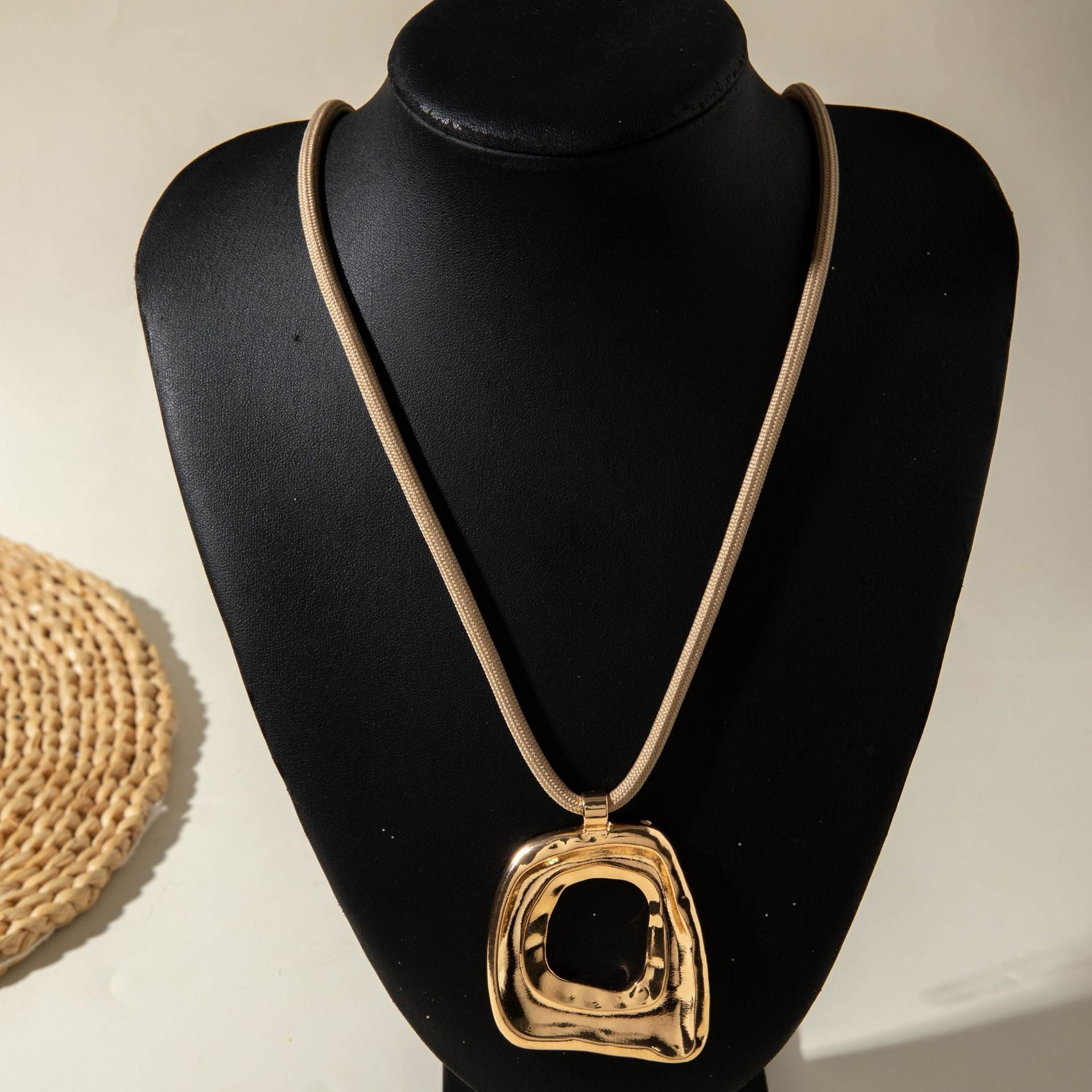 European and American New Style Personality Mesh Round Pendant Necklace for Women Elegant Simple Textured Round Pendant Rope Chain Necklace - 图片 30