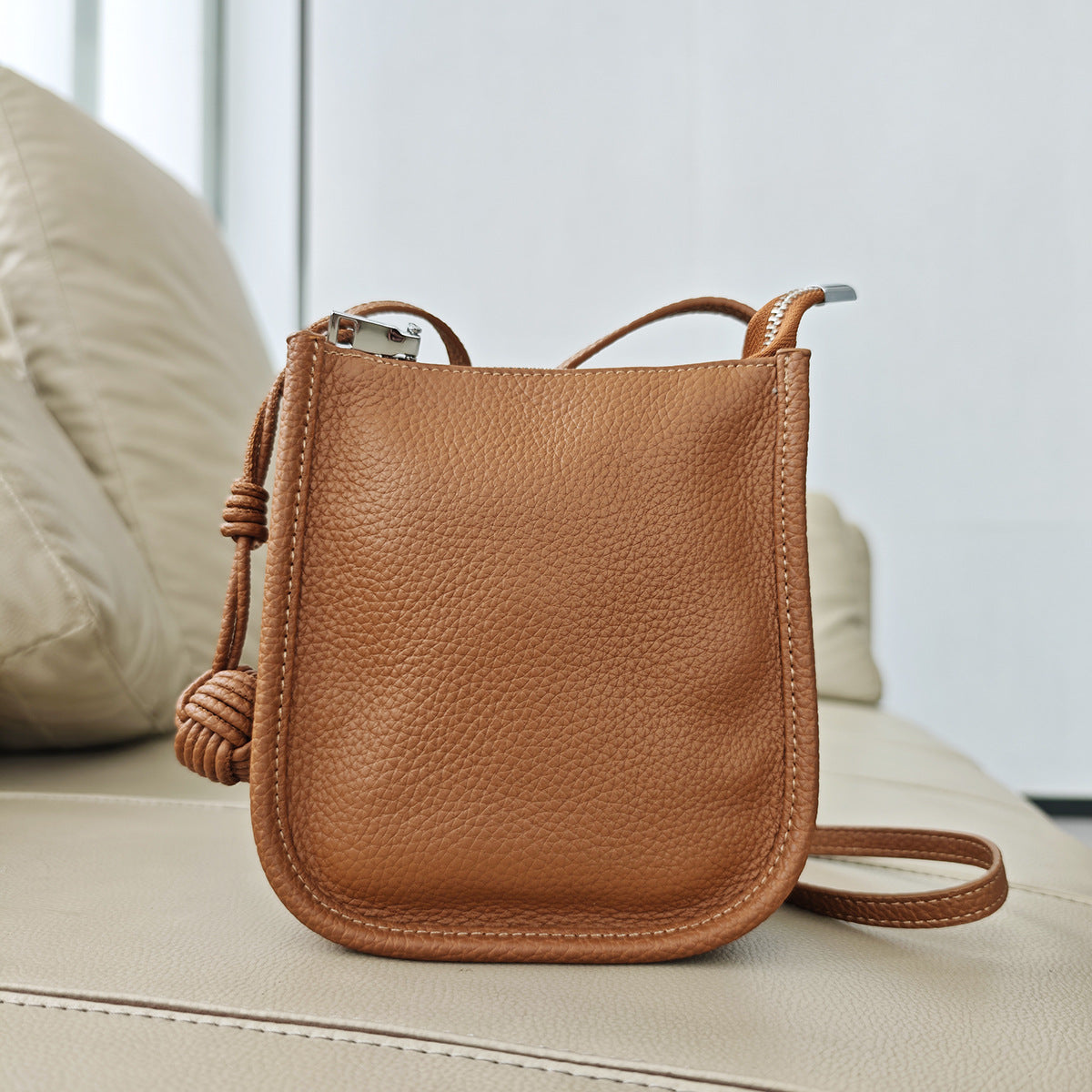 Genuine Leather Small Bucket Bag Trendy Small Bag for Women Fashion Woven Ball Phone Bag Versatile Shoulder Crossbody Bag - 图片 16