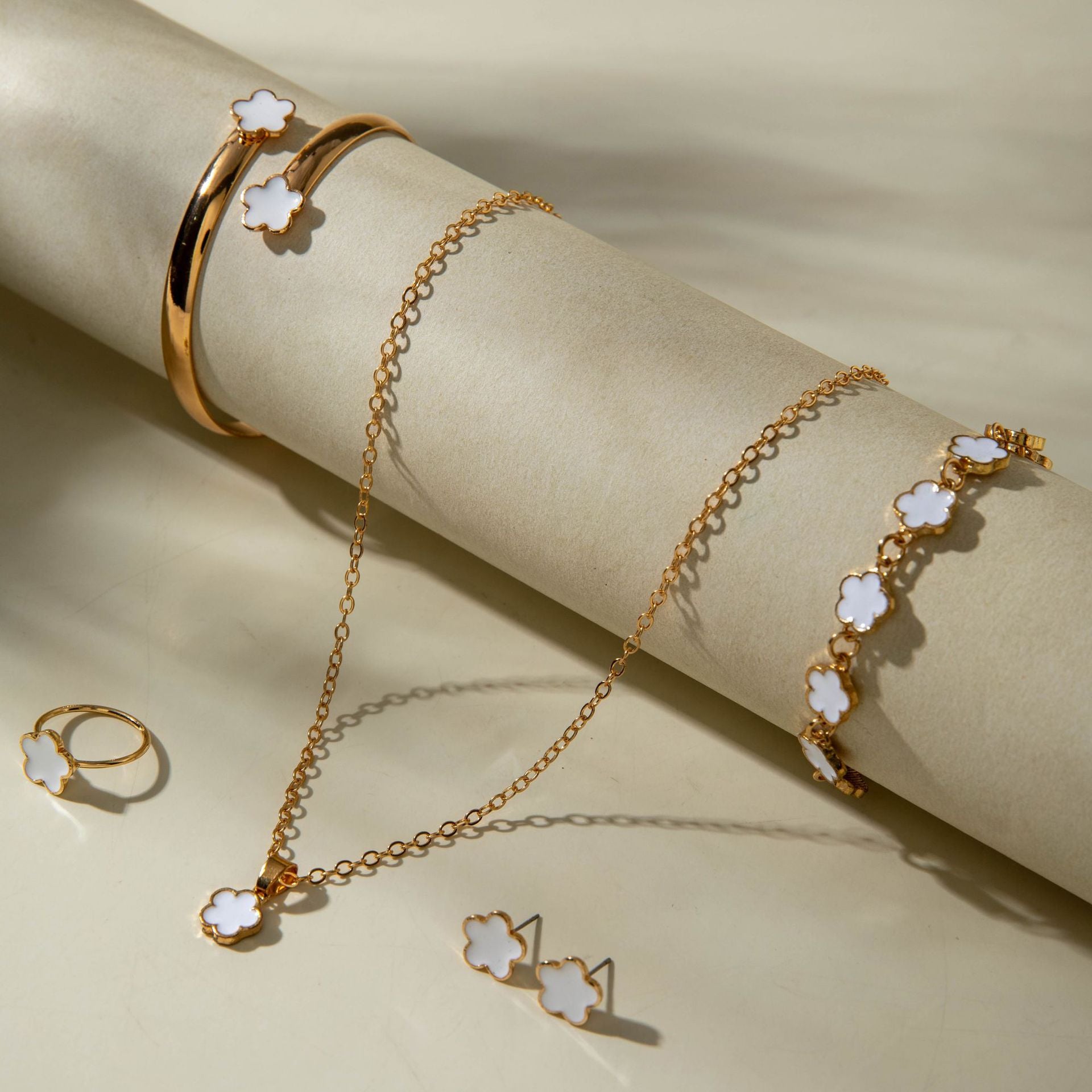 European and American Fashion Alloy Inlaid Diamond Five-Leaf Clover Bracelet Jewelry Three-Piece Set Simple Geometric Smooth Bracelet Wholesale - 图片 65