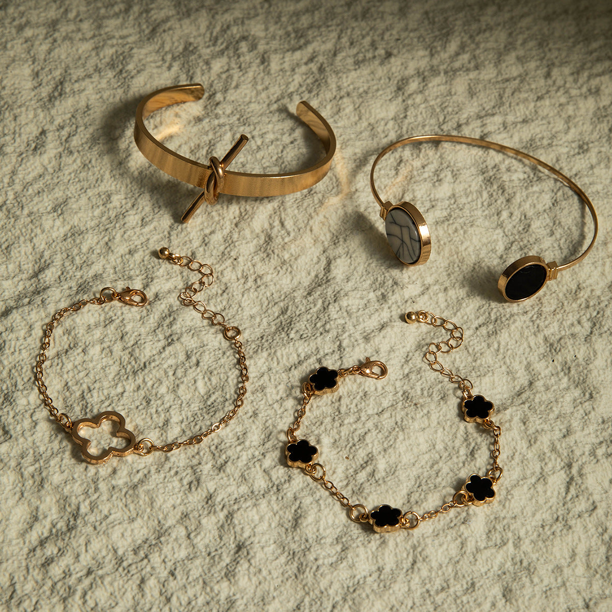 European and American Fashion Alloy Inlaid Diamond Five-Leaf Clover Bracelet Jewelry Three-Piece Set Simple Geometric Smooth Bracelet Wholesale - 图片 71