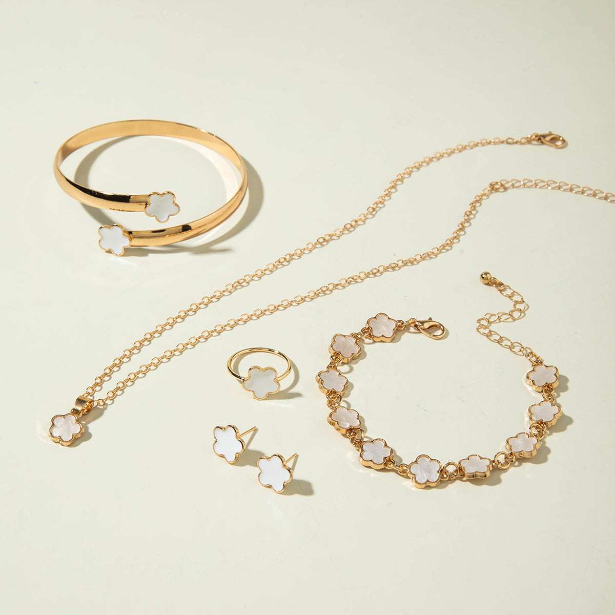 European and American Fashion Alloy Inlaid Diamond Five-Leaf Clover Bracelet Jewelry Three-Piece Set Simple Geometric Smooth Bracelet Wholesale - 图片 14