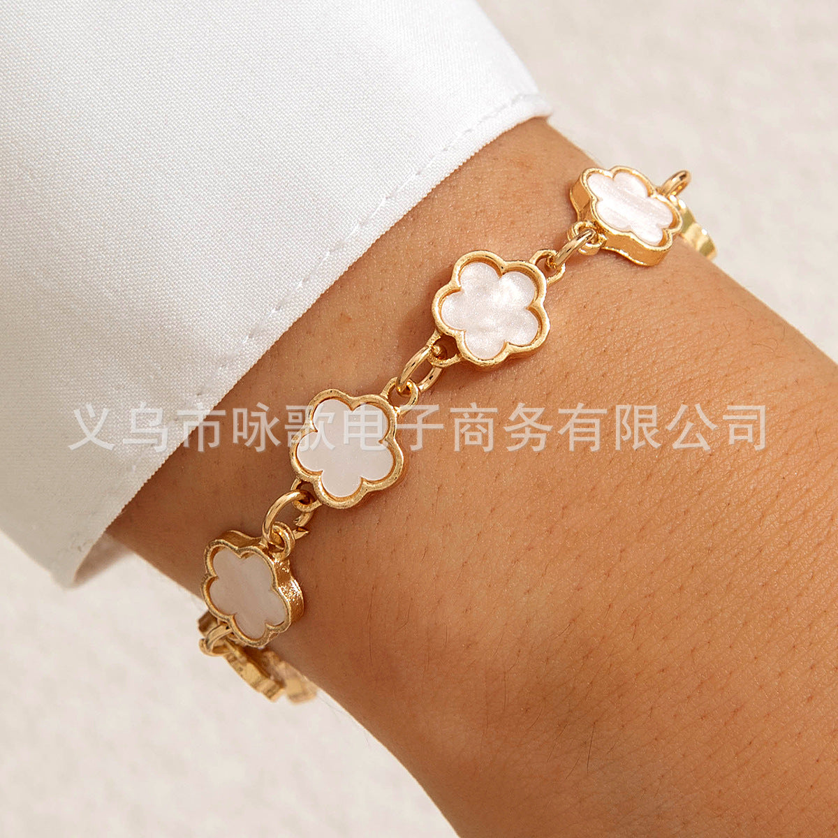 European and American Fashion Alloy Inlaid Diamond Five-Leaf Clover Bracelet Jewelry Three-Piece Set Simple Geometric Smooth Bracelet Wholesale - 图片 38